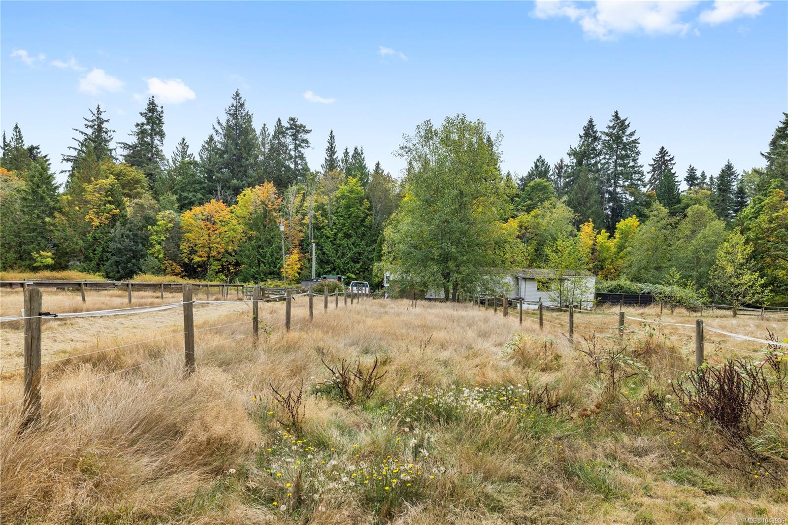 899,875 Andreef Rd
