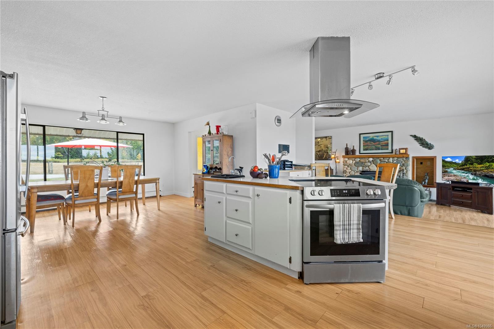 899,875 Andreef Rd