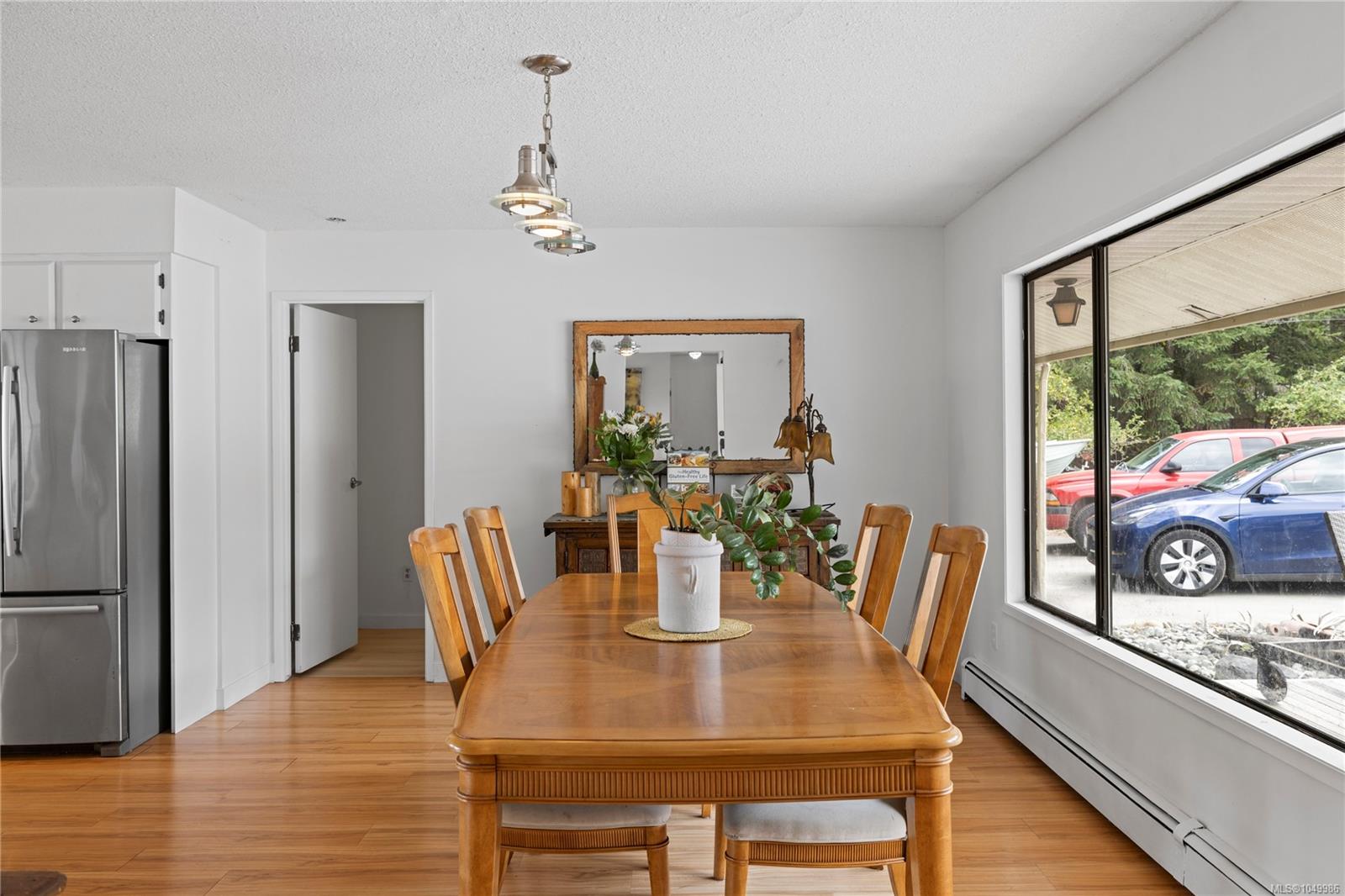899,875 Andreef Rd