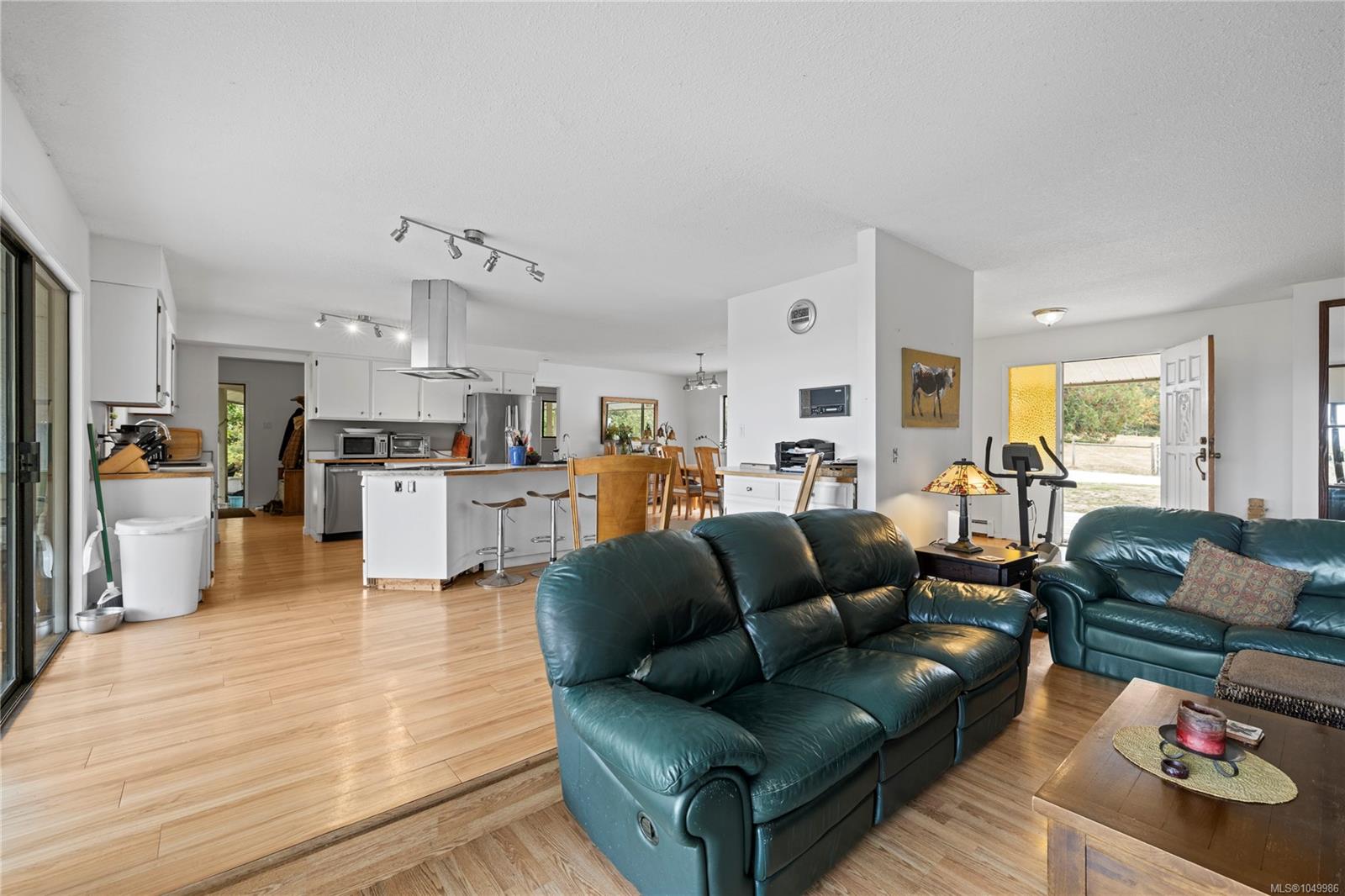 899,875 Andreef Rd