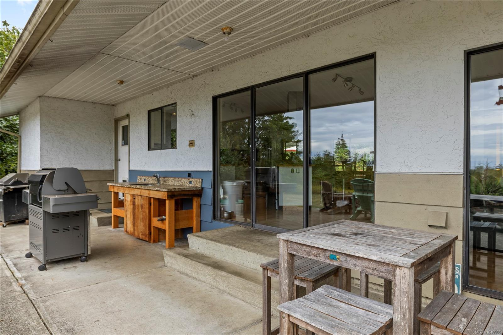 899,875 Andreef Rd