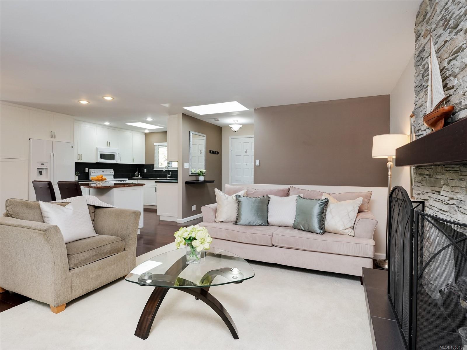4290 Eastridge Cres