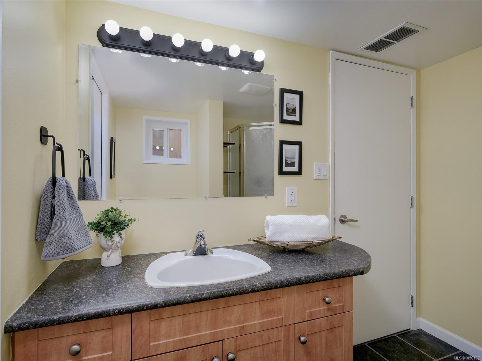 4290 Eastridge Cres