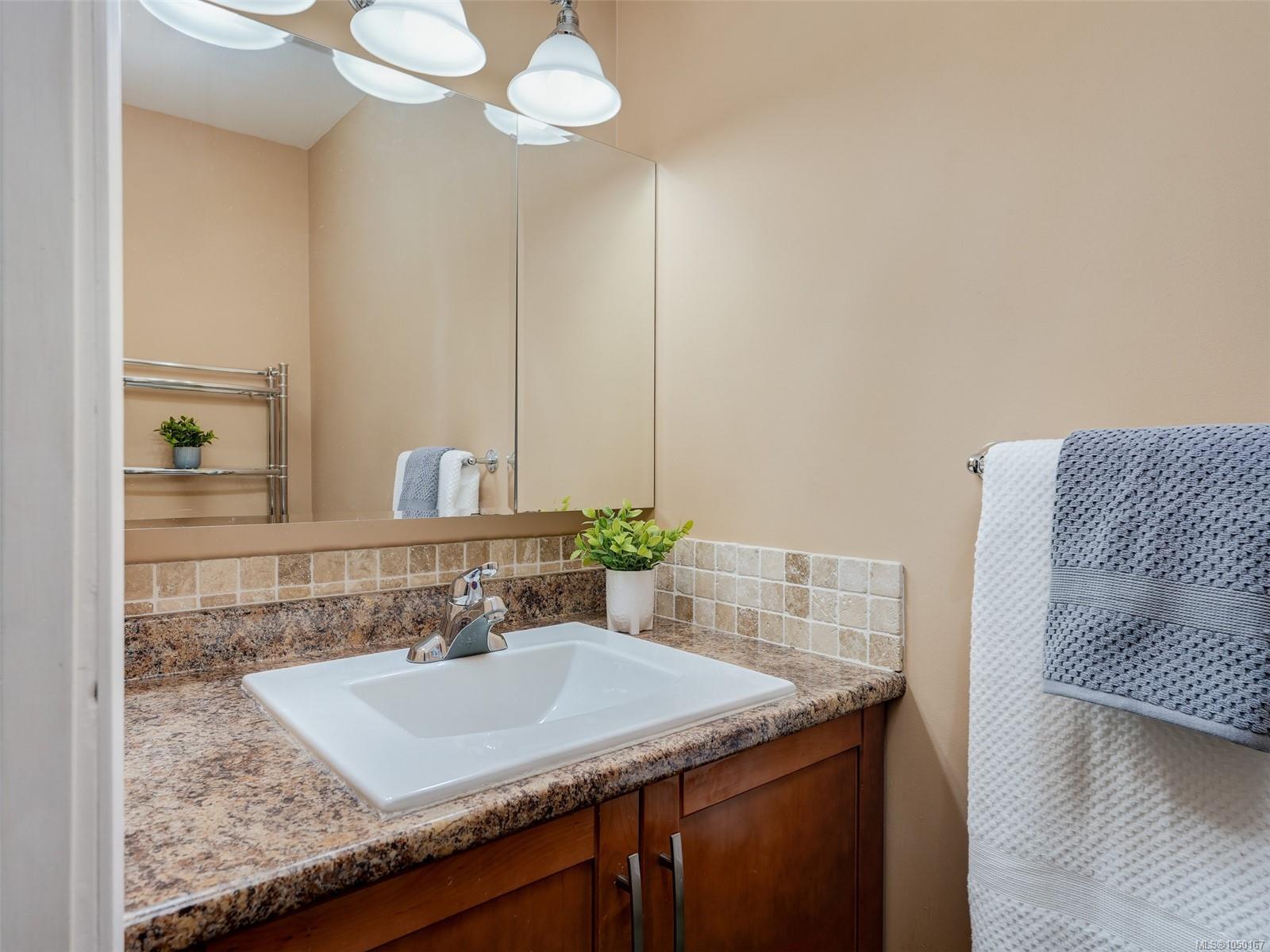 4290 Eastridge Cres