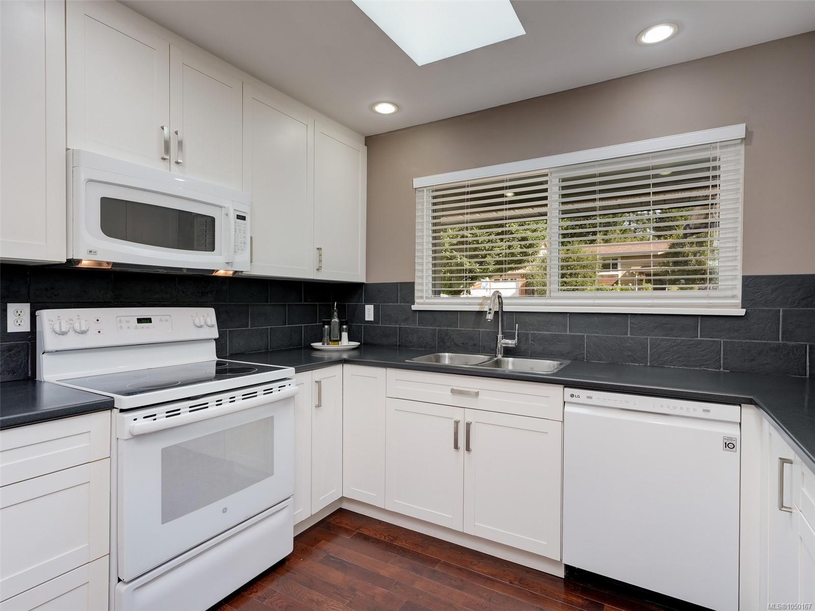 4290 Eastridge Cres