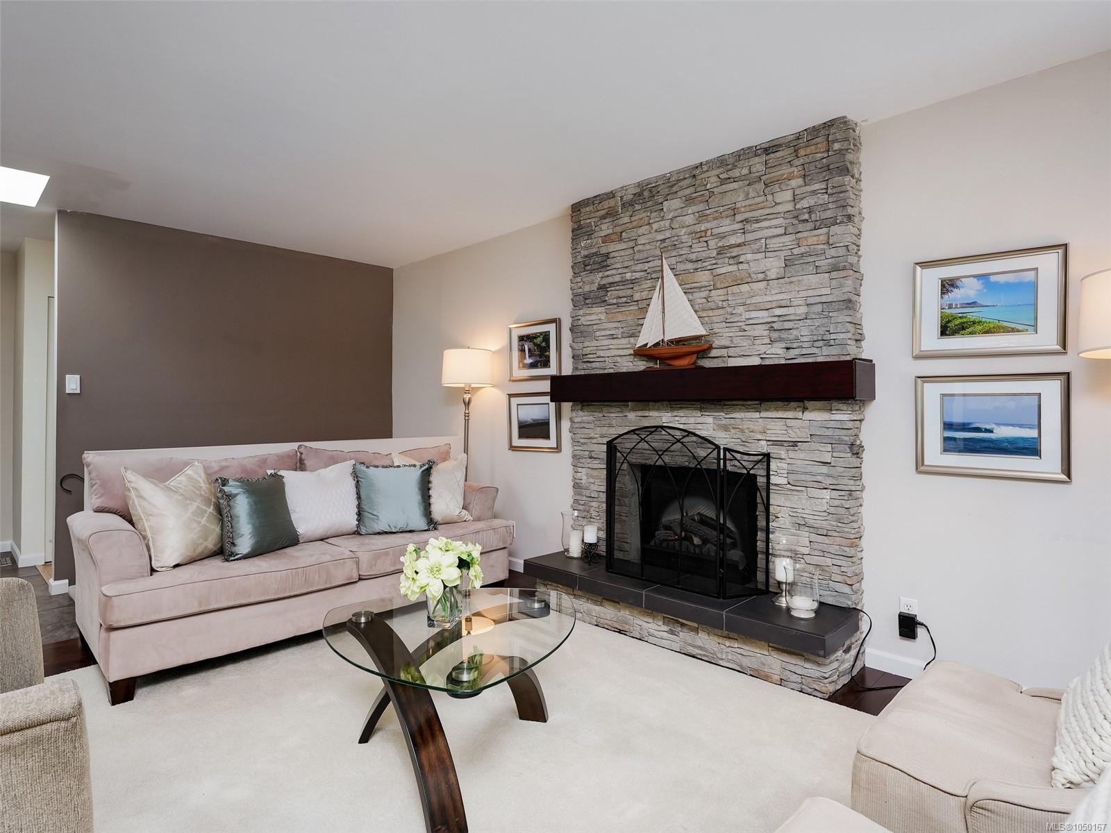 4290 Eastridge Cres