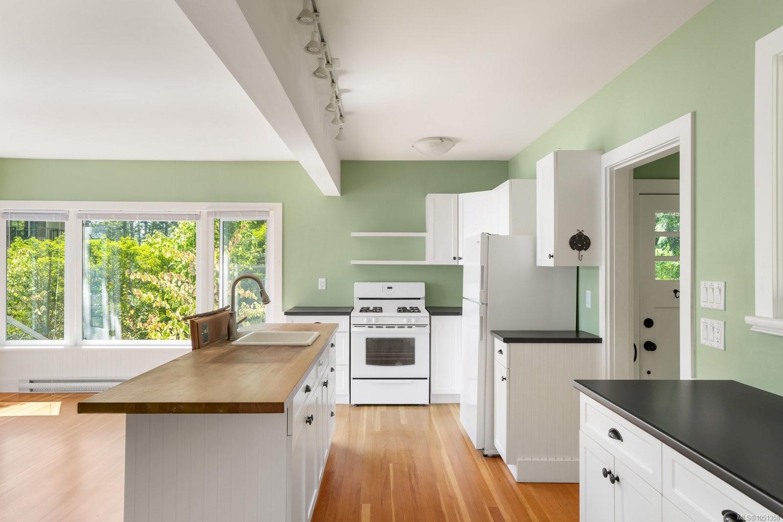 389 Moses Point Rd