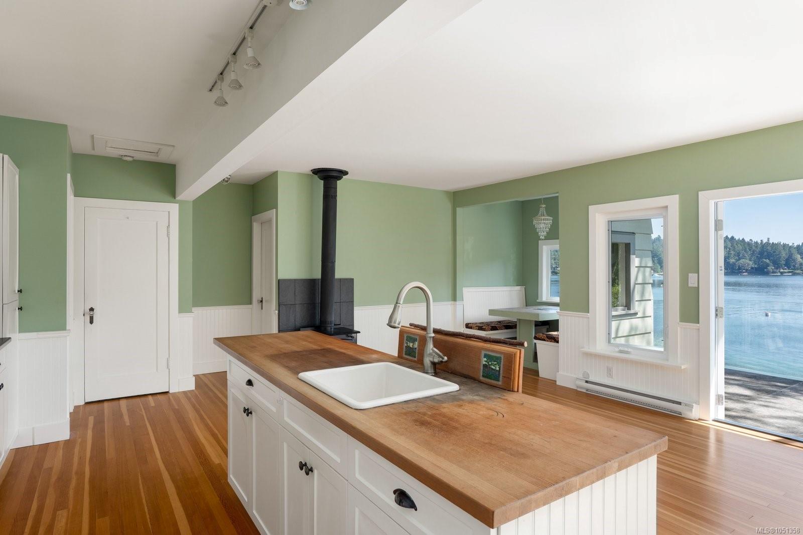 389 Moses Point Rd