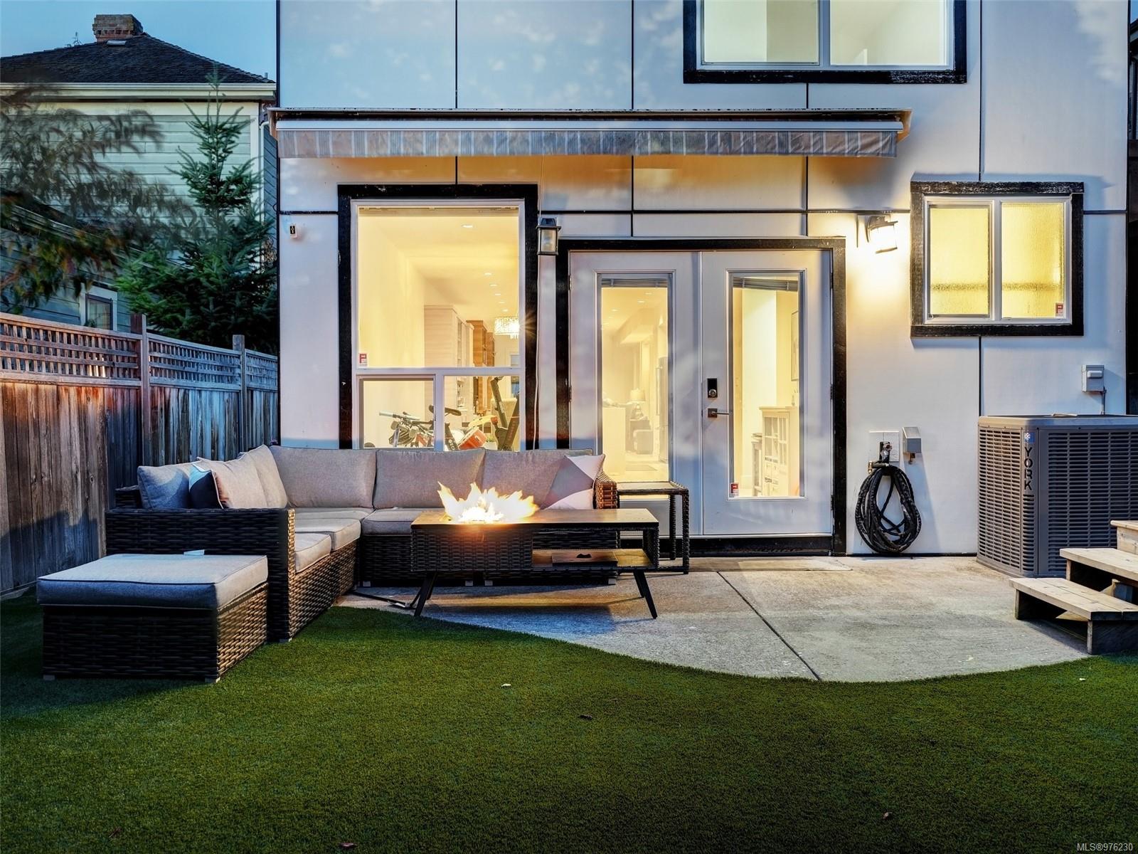 311 Simcoe St