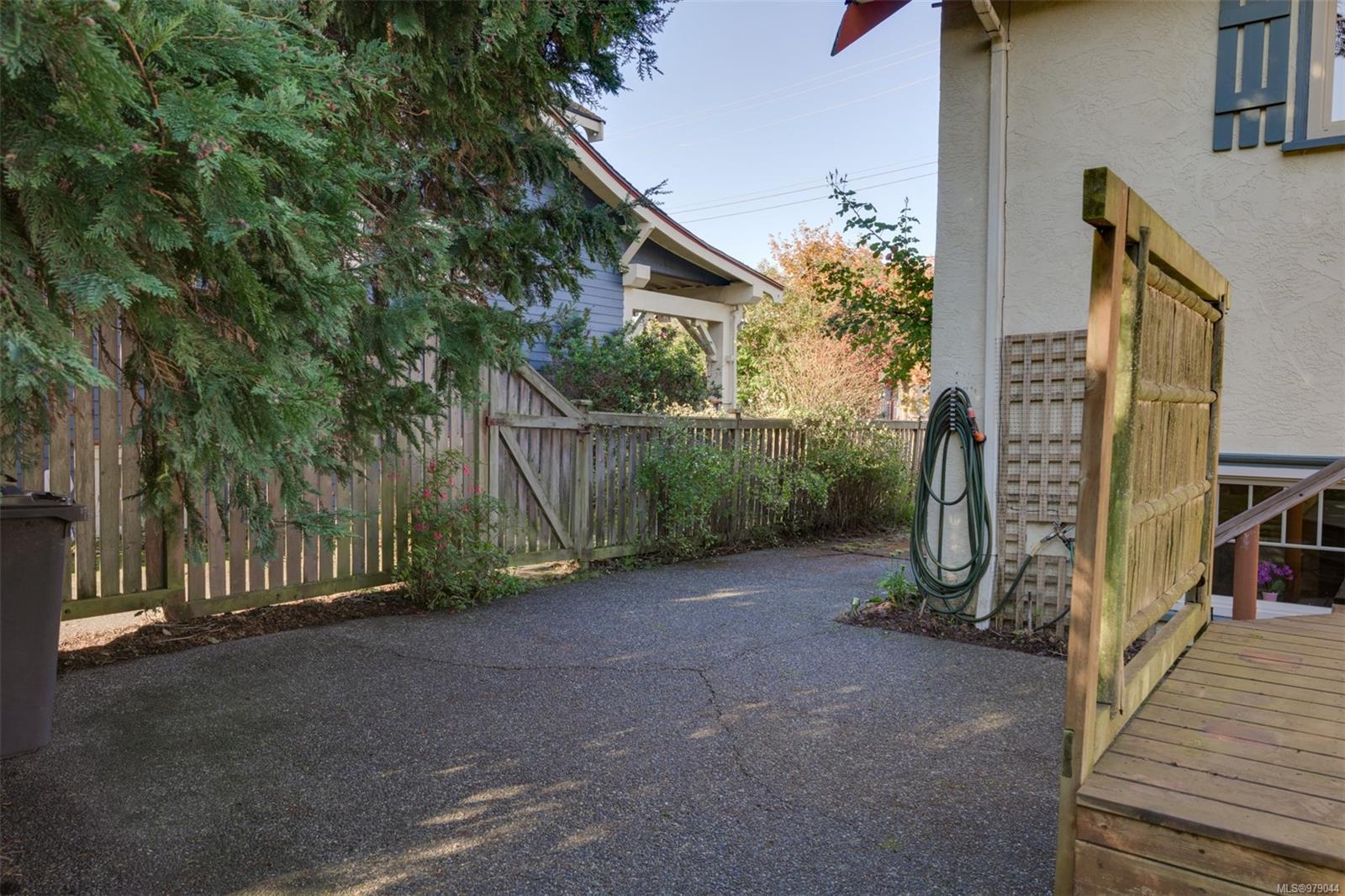25 Lewis St