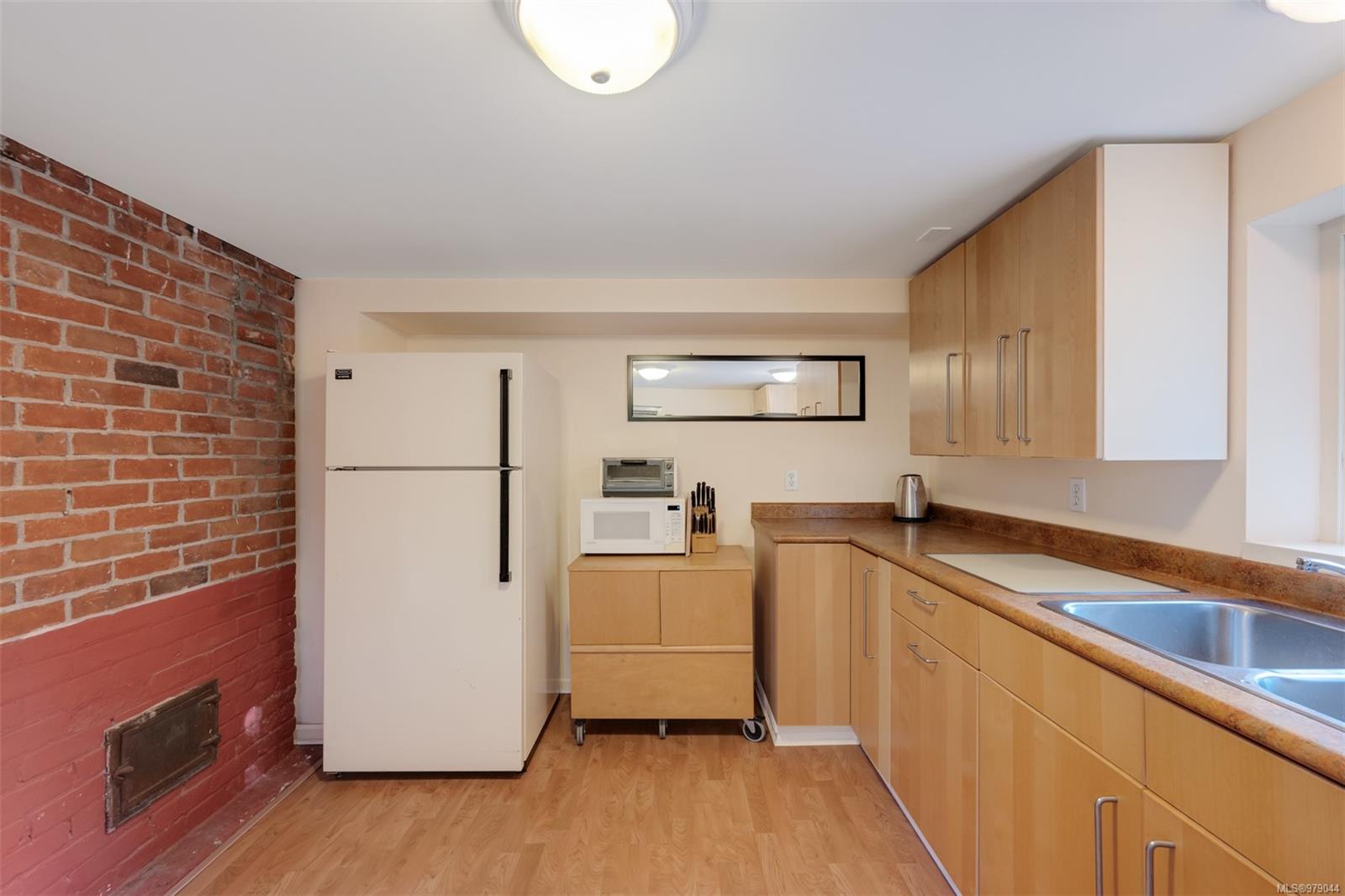 25 Lewis St