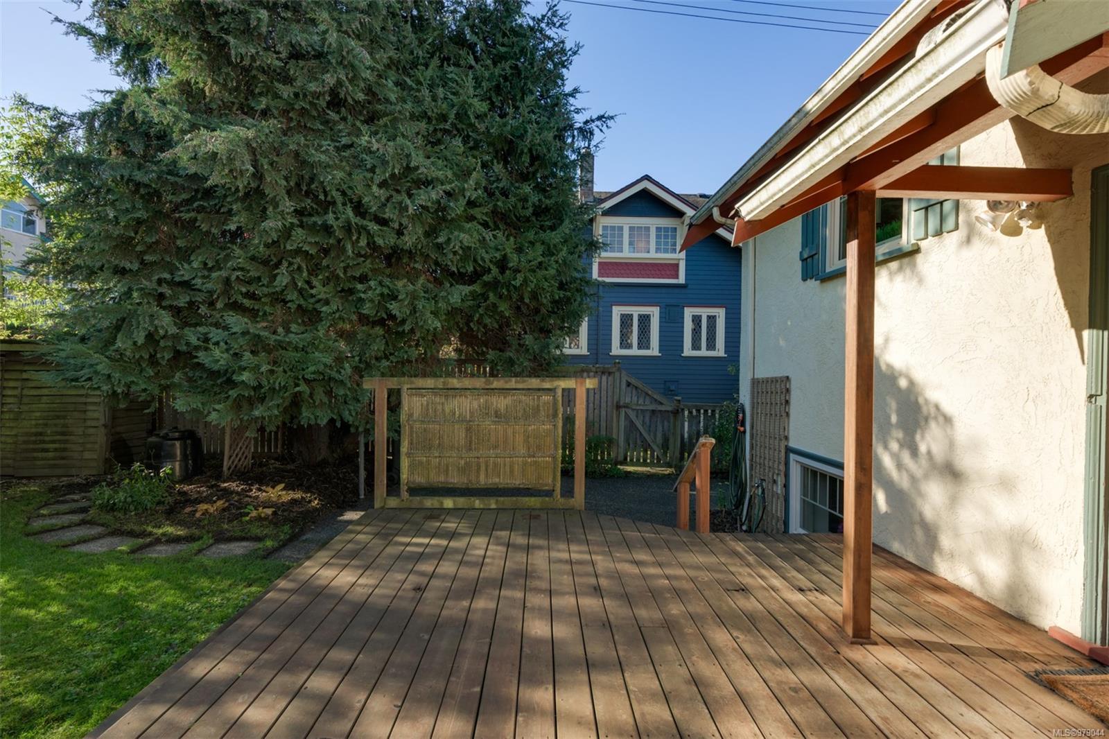 25 Lewis St