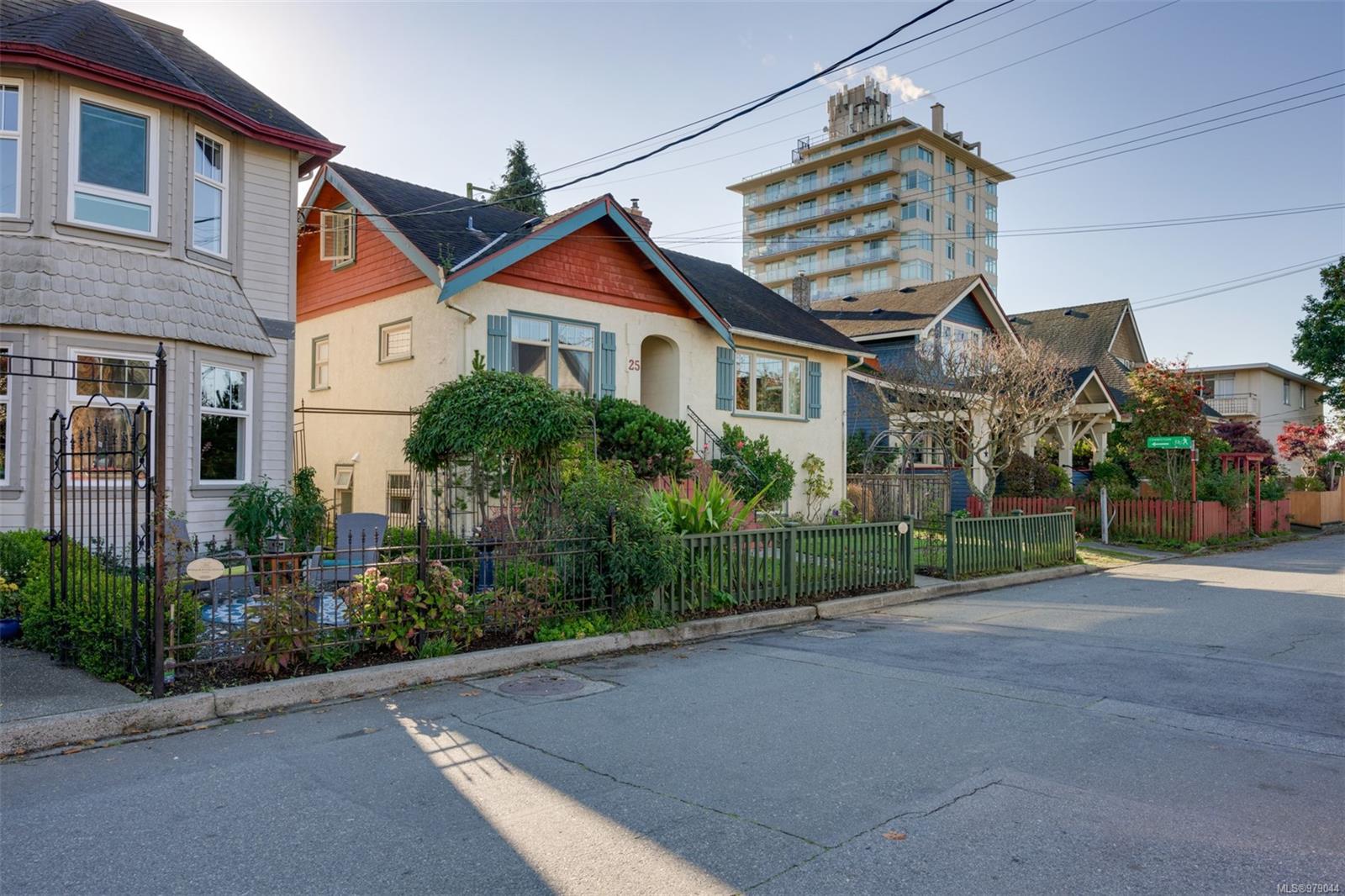 25 Lewis St