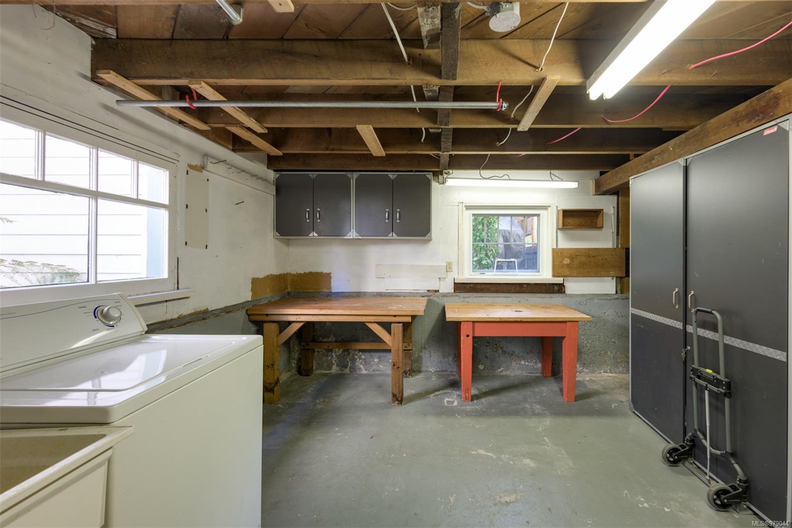 25 Lewis St