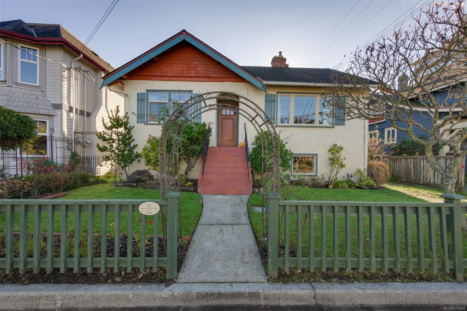 25 Lewis St