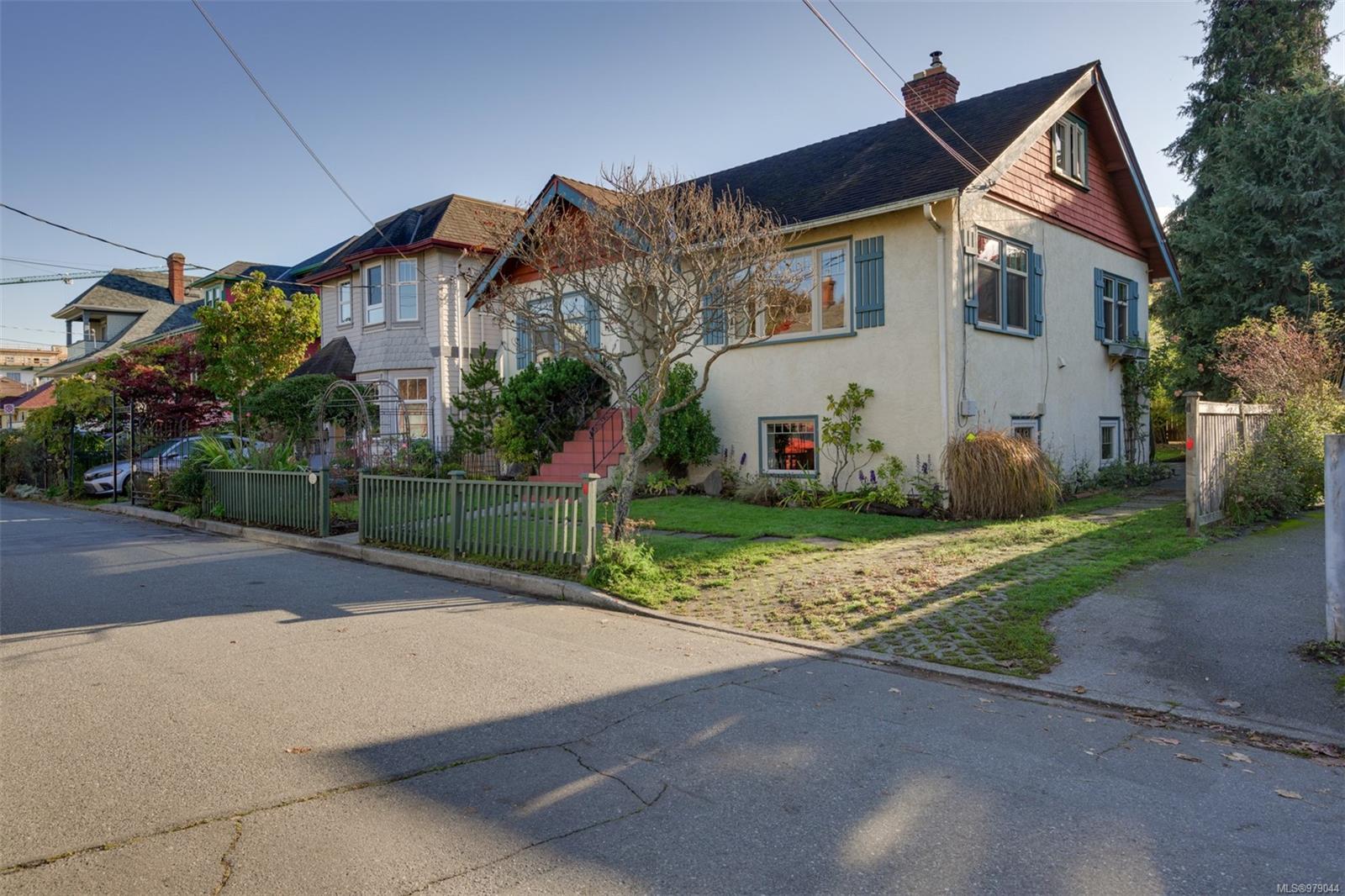 25 Lewis St