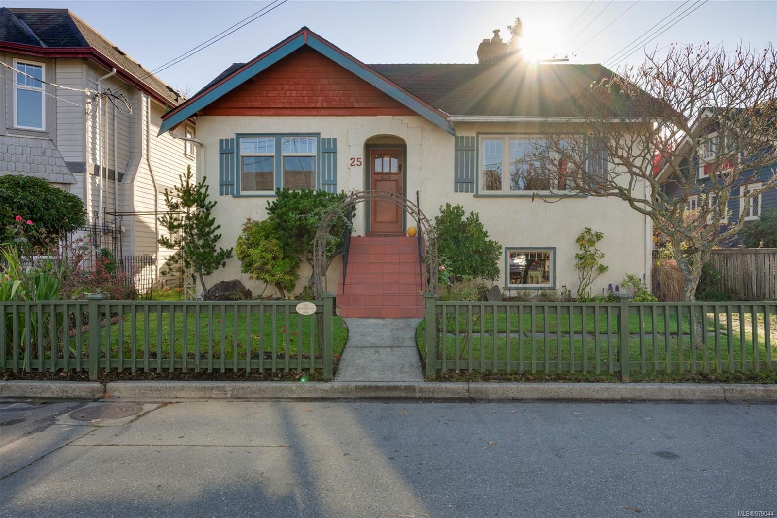 25 Lewis St