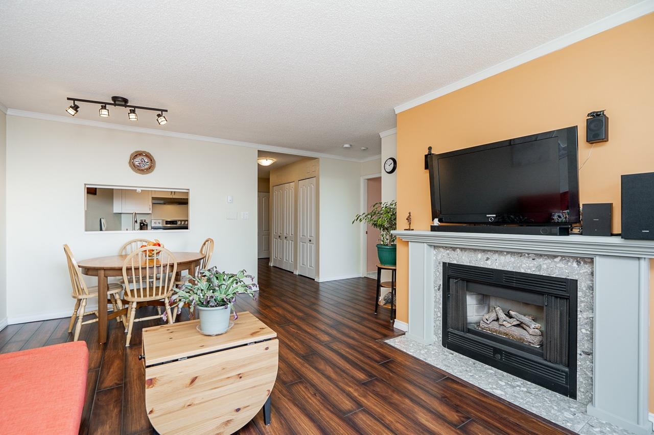 502 15111 RUSSELL AVENUE Unit: 502