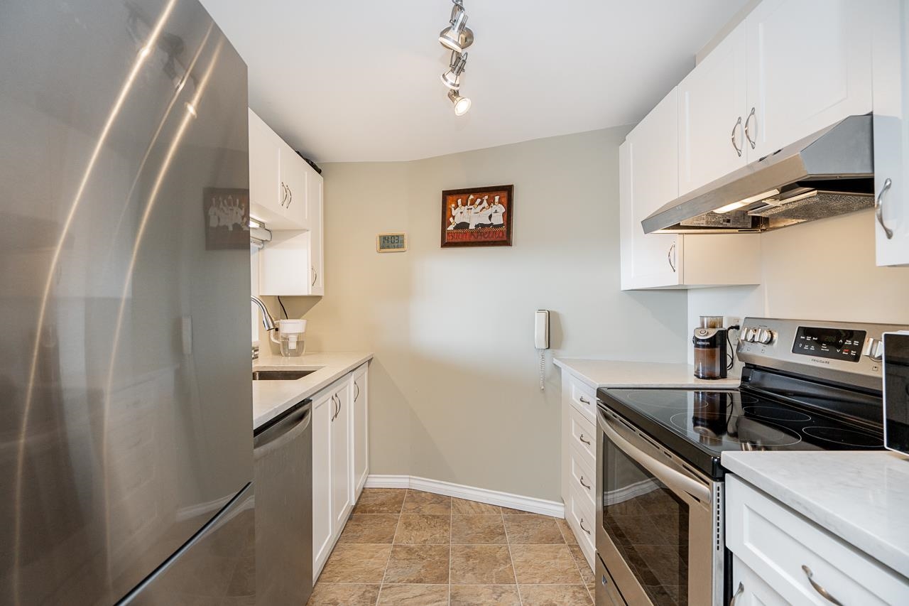 502 15111 RUSSELL AVENUE Unit: 502