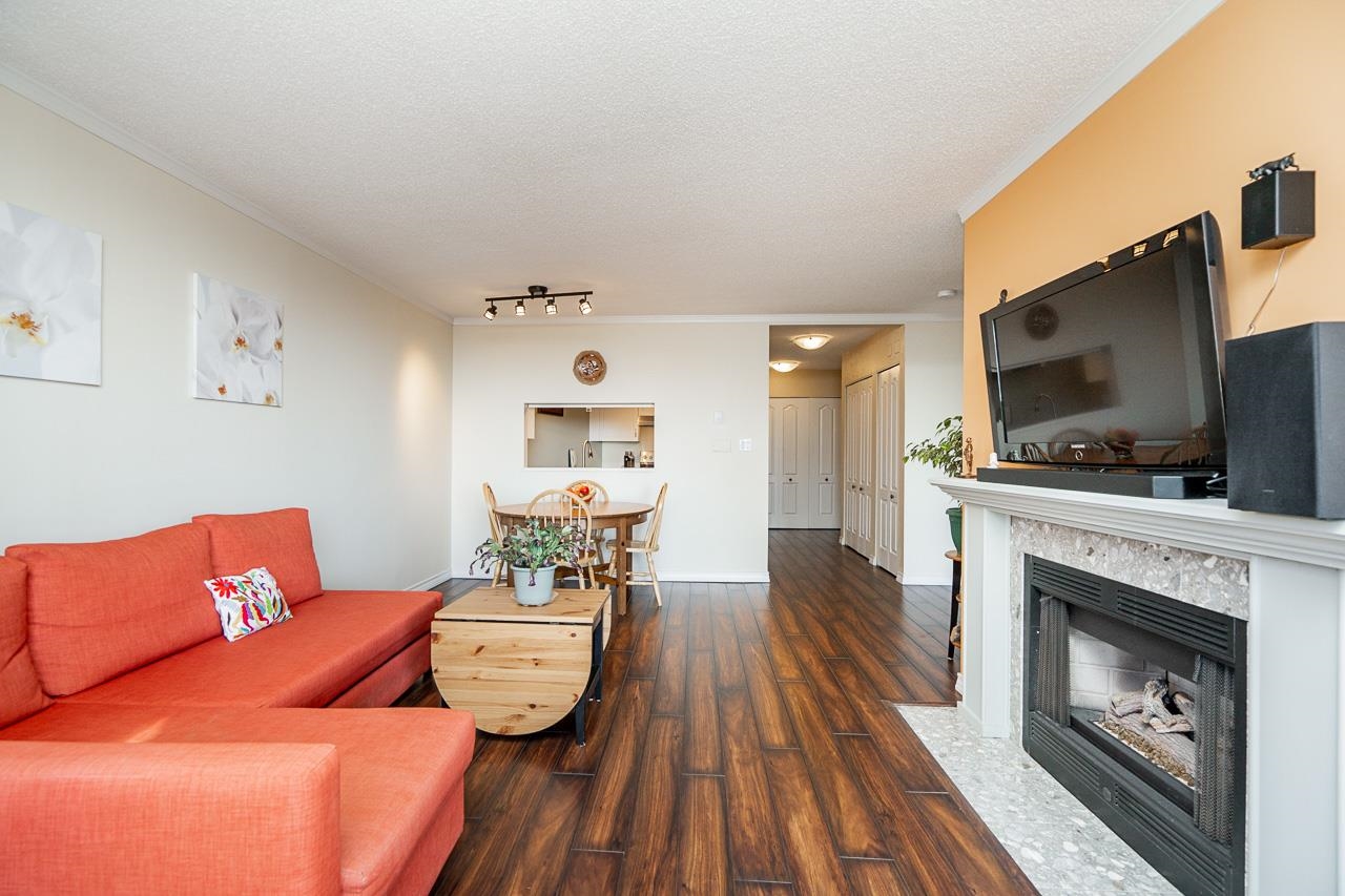 502 15111 RUSSELL AVENUE Unit: 502