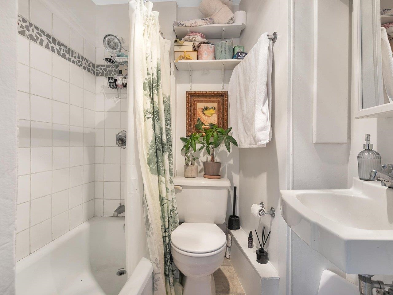 482 W 17TH AVENUE