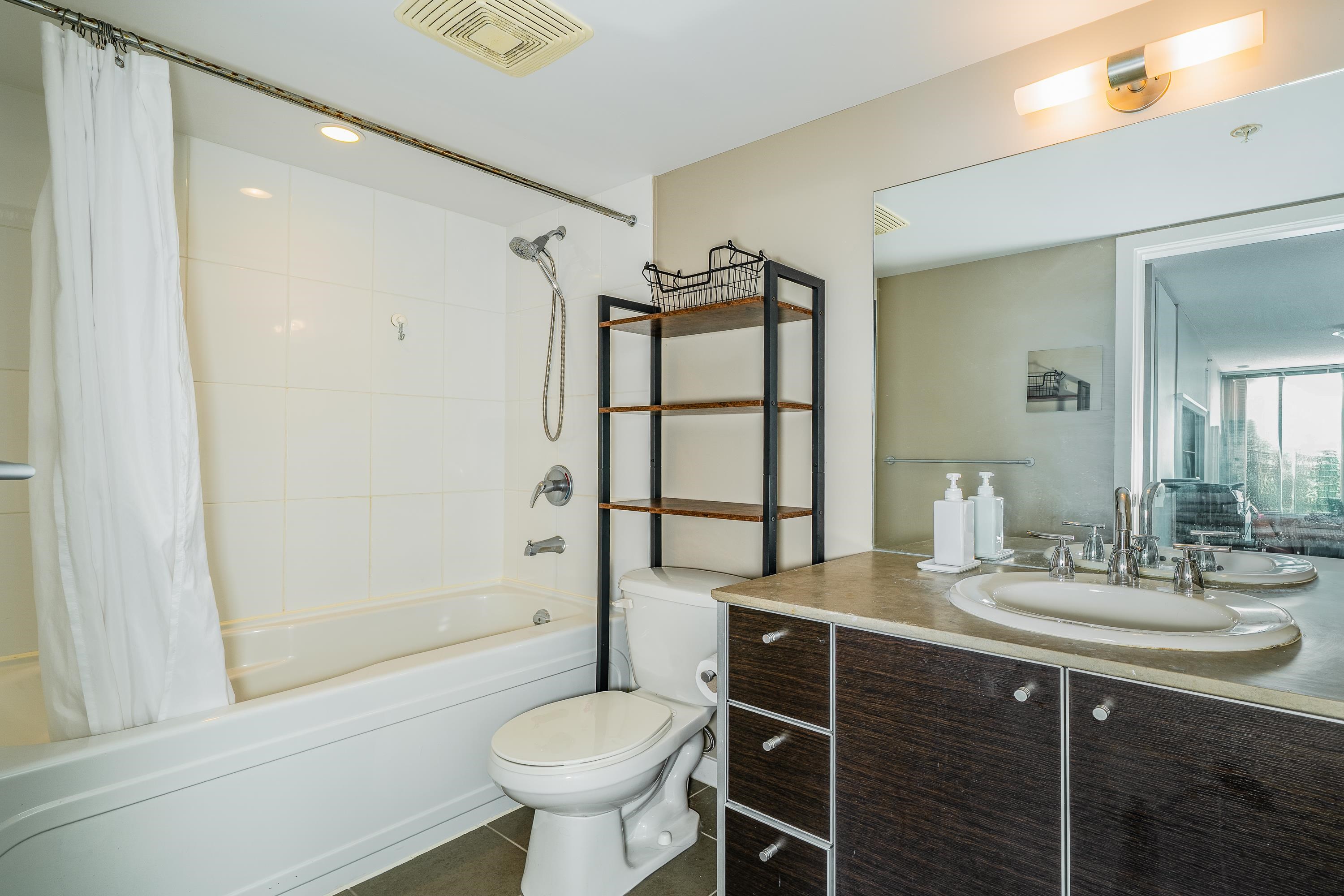 3607 9981 WHALLEY BOULEVARD Unit: 3607