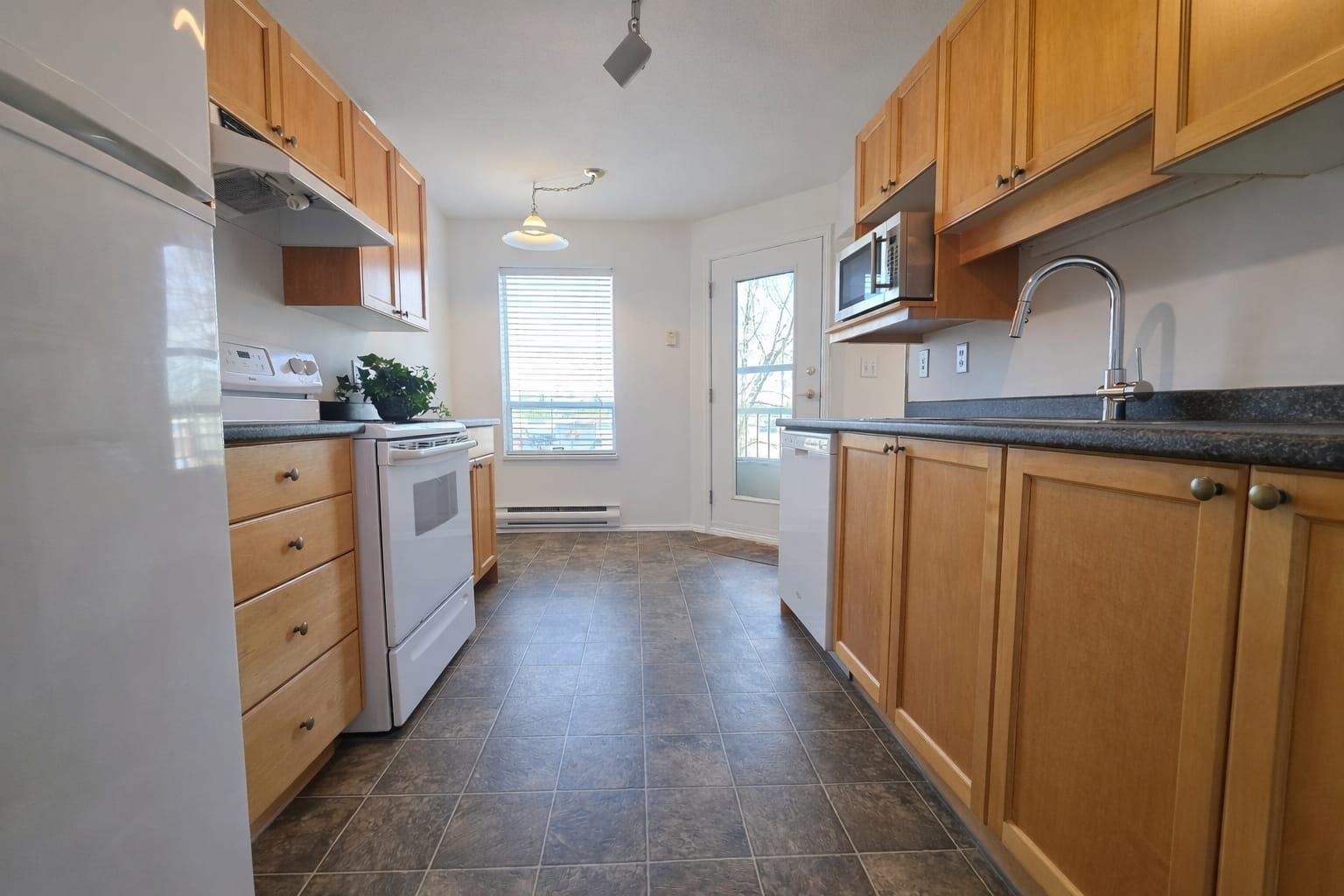 207 5450 208TH STREET Unit: 207