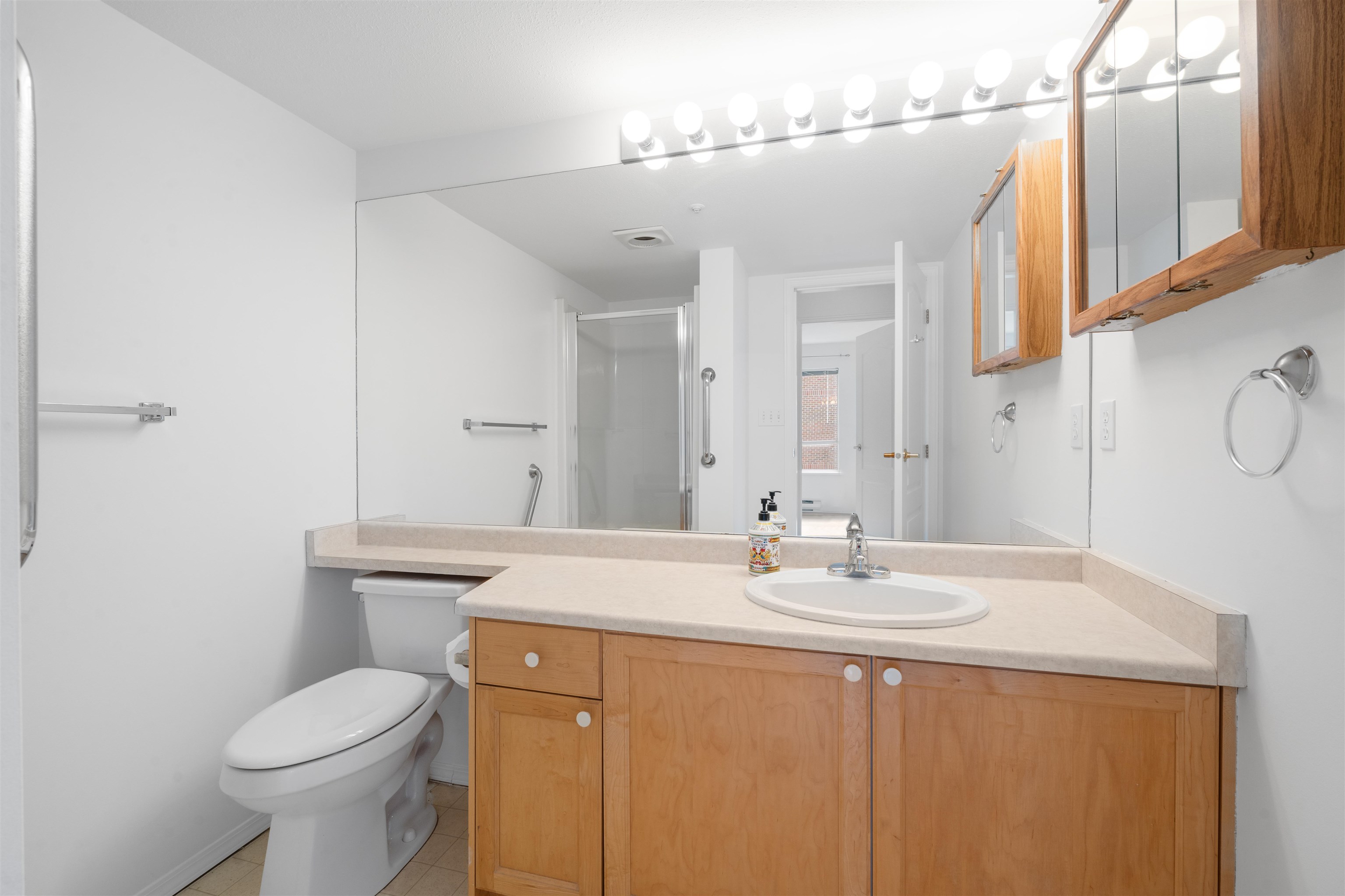 207 5450 208TH STREET Unit: 207