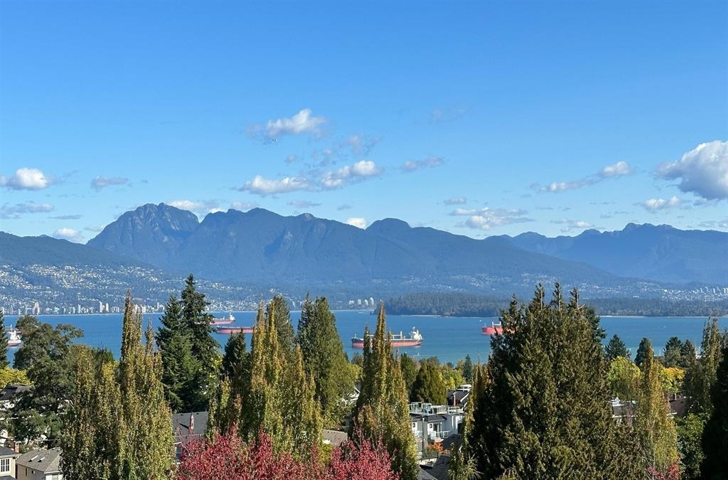 10 2575 TOLMIE STREET Unit: 10