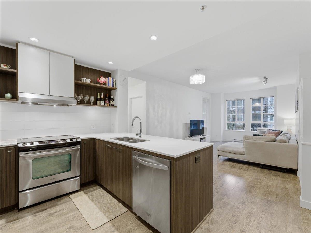 205 553 FOSTER AVENUE Unit: 205