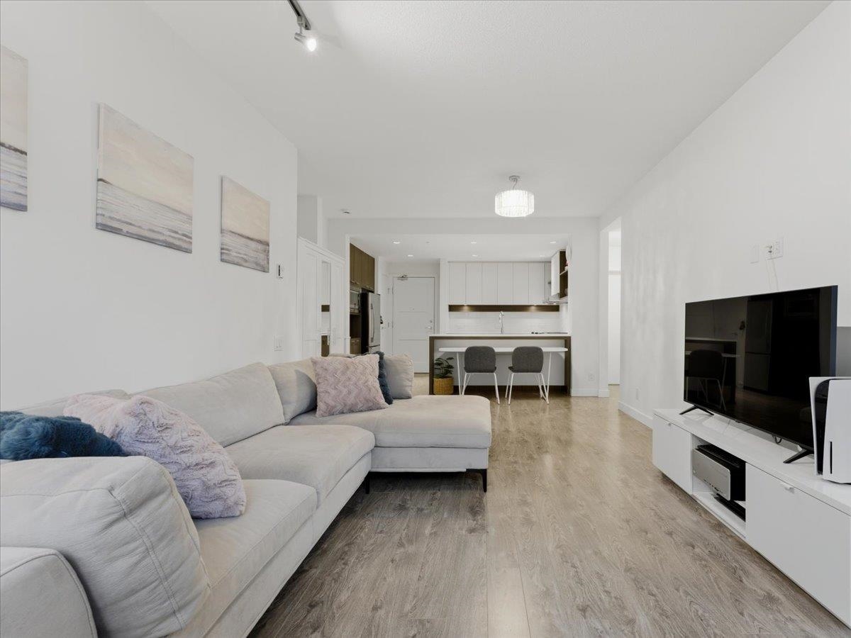 205 553 FOSTER AVENUE Unit: 205