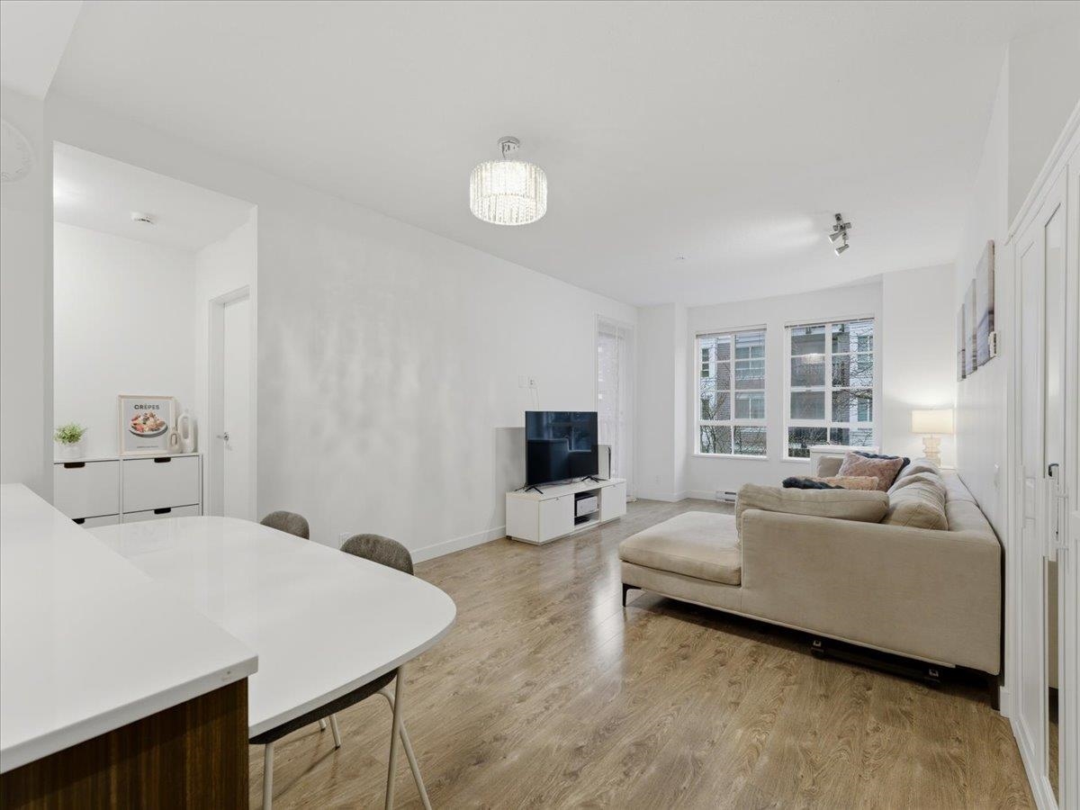 205 553 FOSTER AVENUE Unit: 205