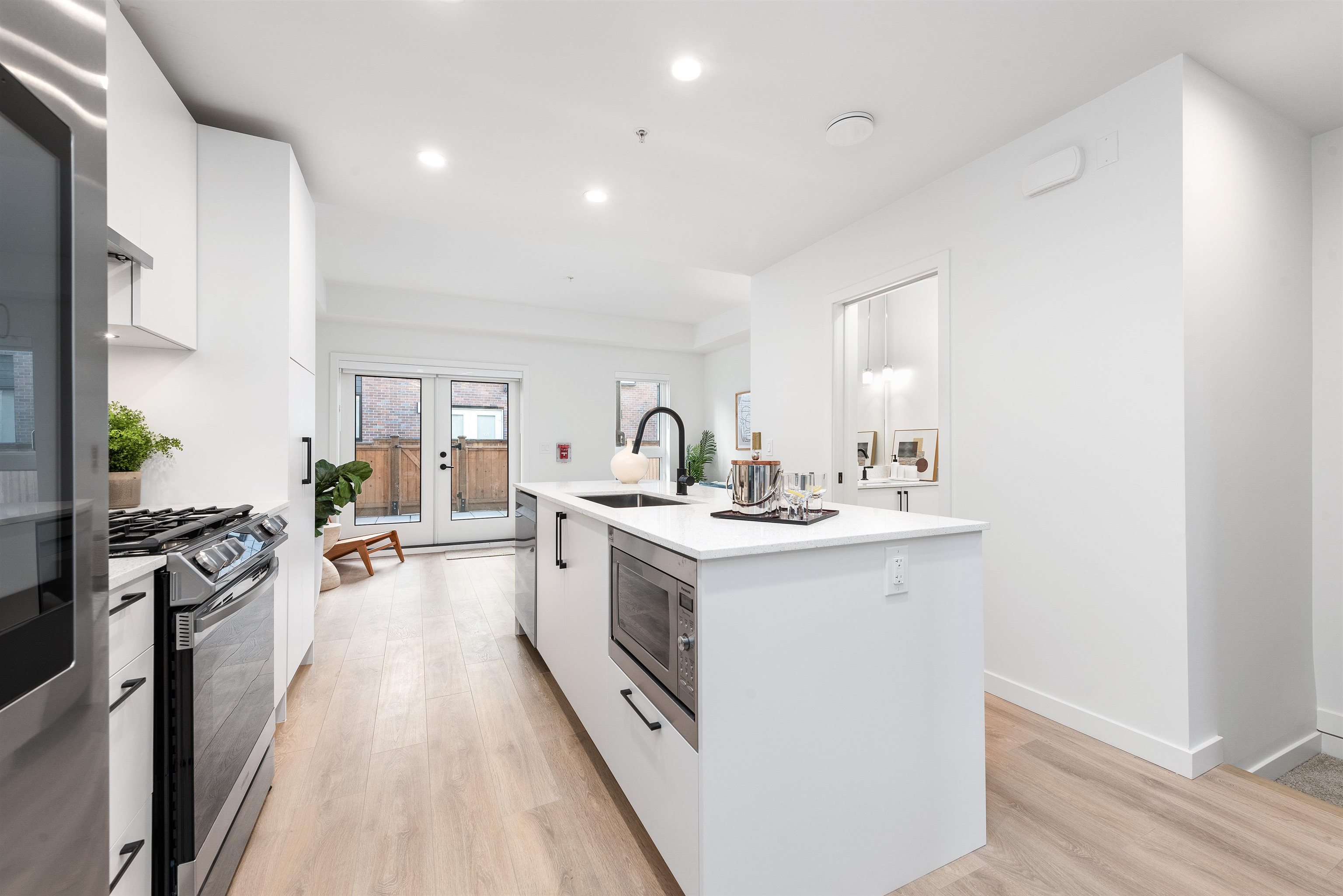 135 535 E 2ND STREET Unit: 135