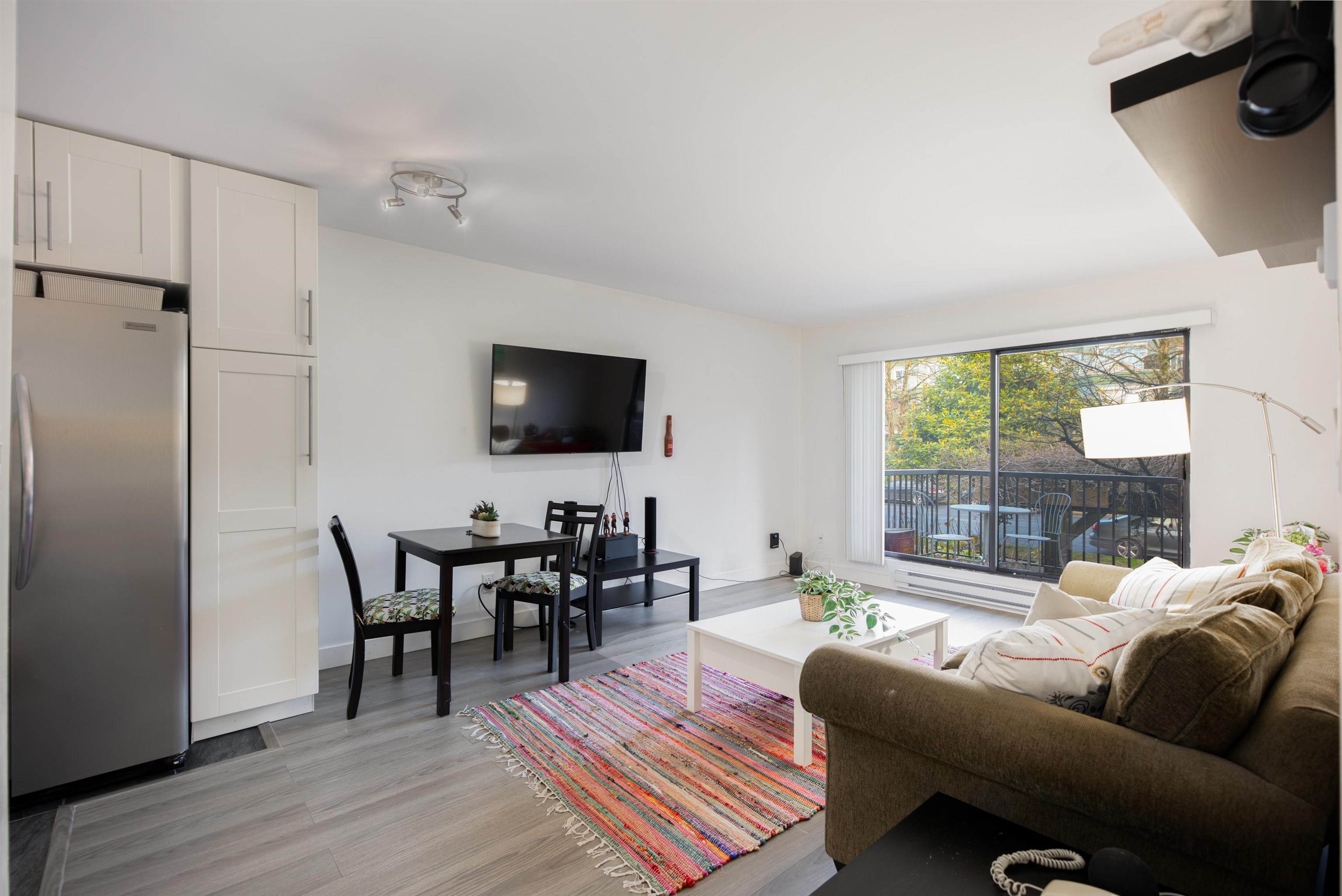 215 251 W 4TH STREET Unit: 215