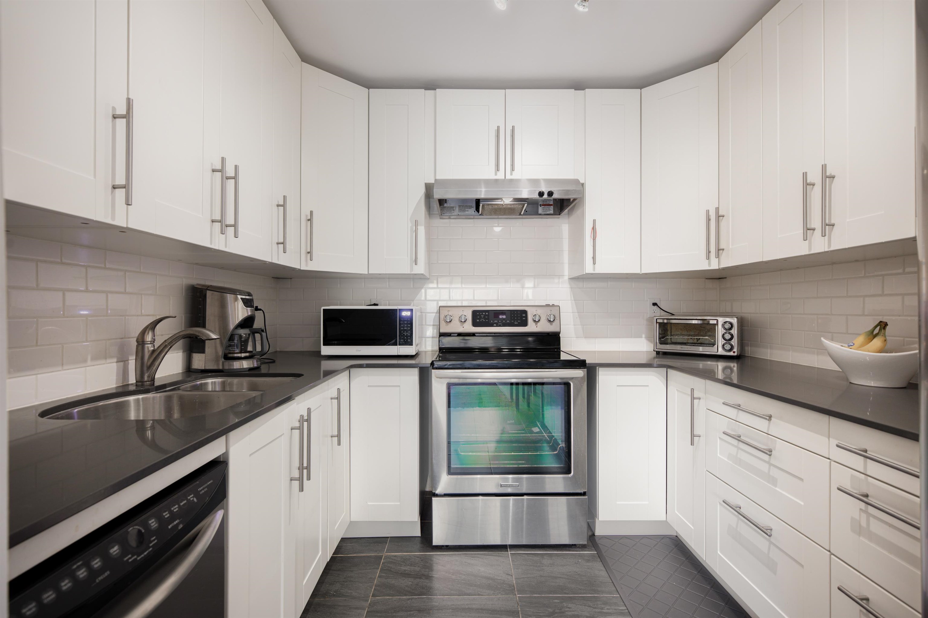 215 251 W 4TH STREET Unit: 215