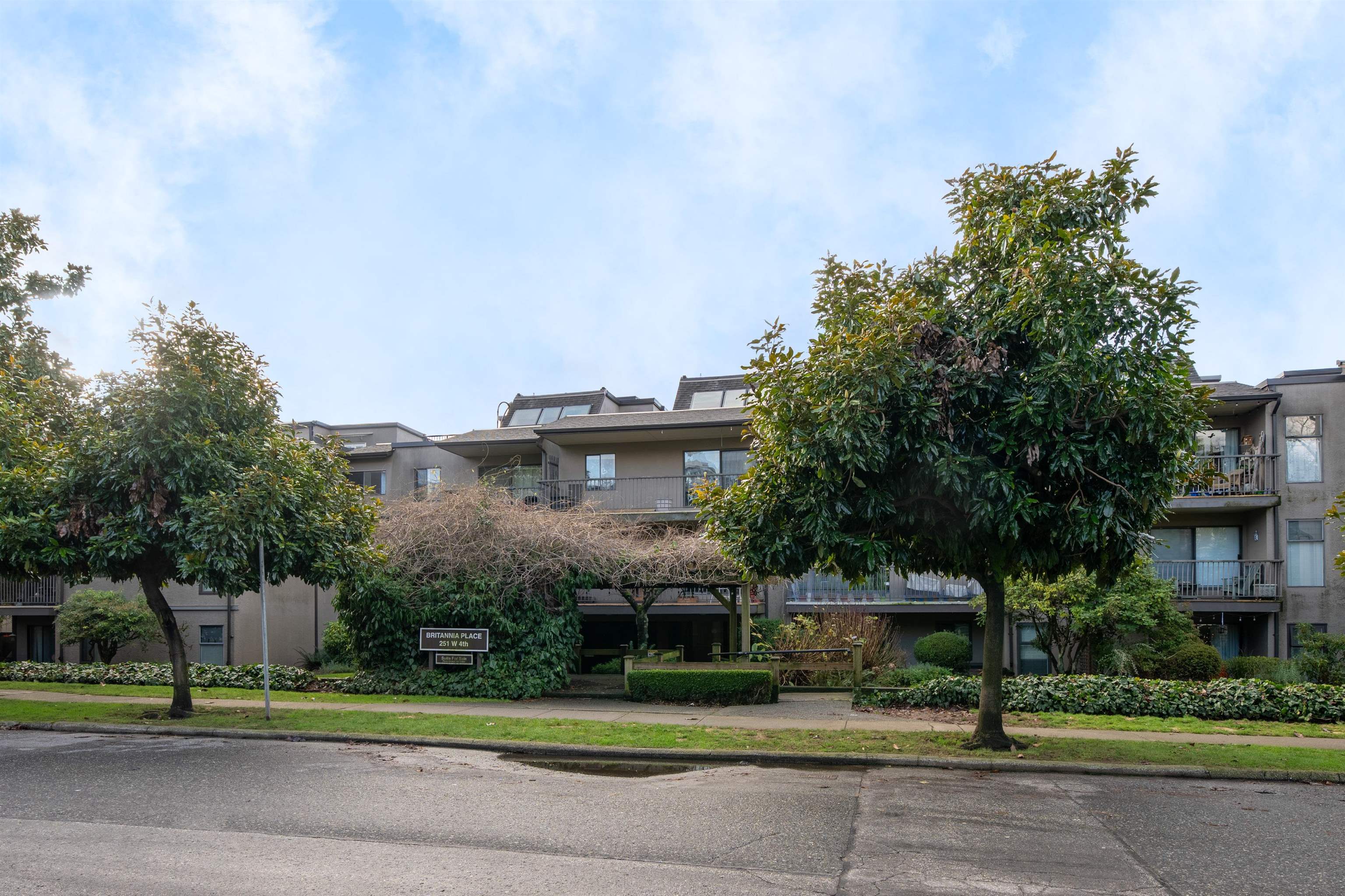 215 251 W 4TH STREET Unit: 215