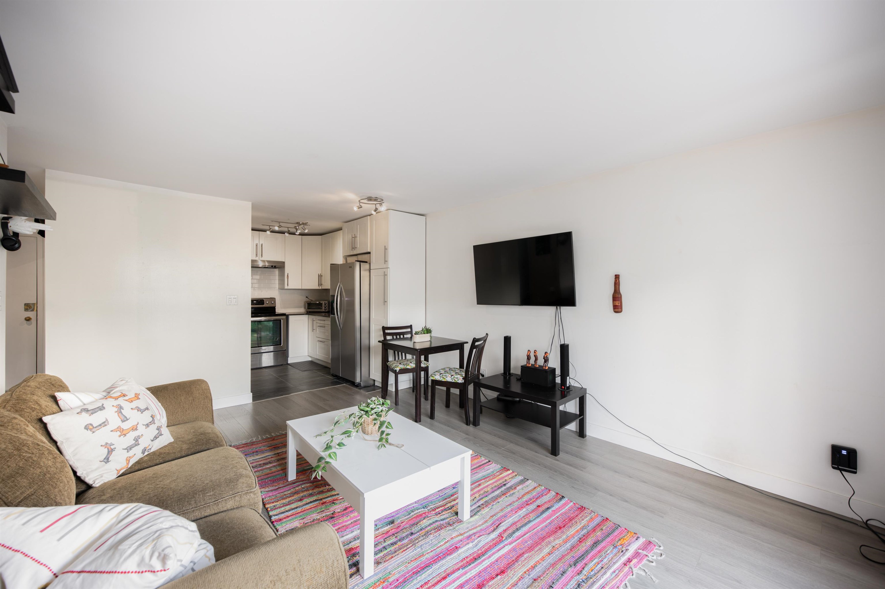 215 251 W 4TH STREET Unit: 215