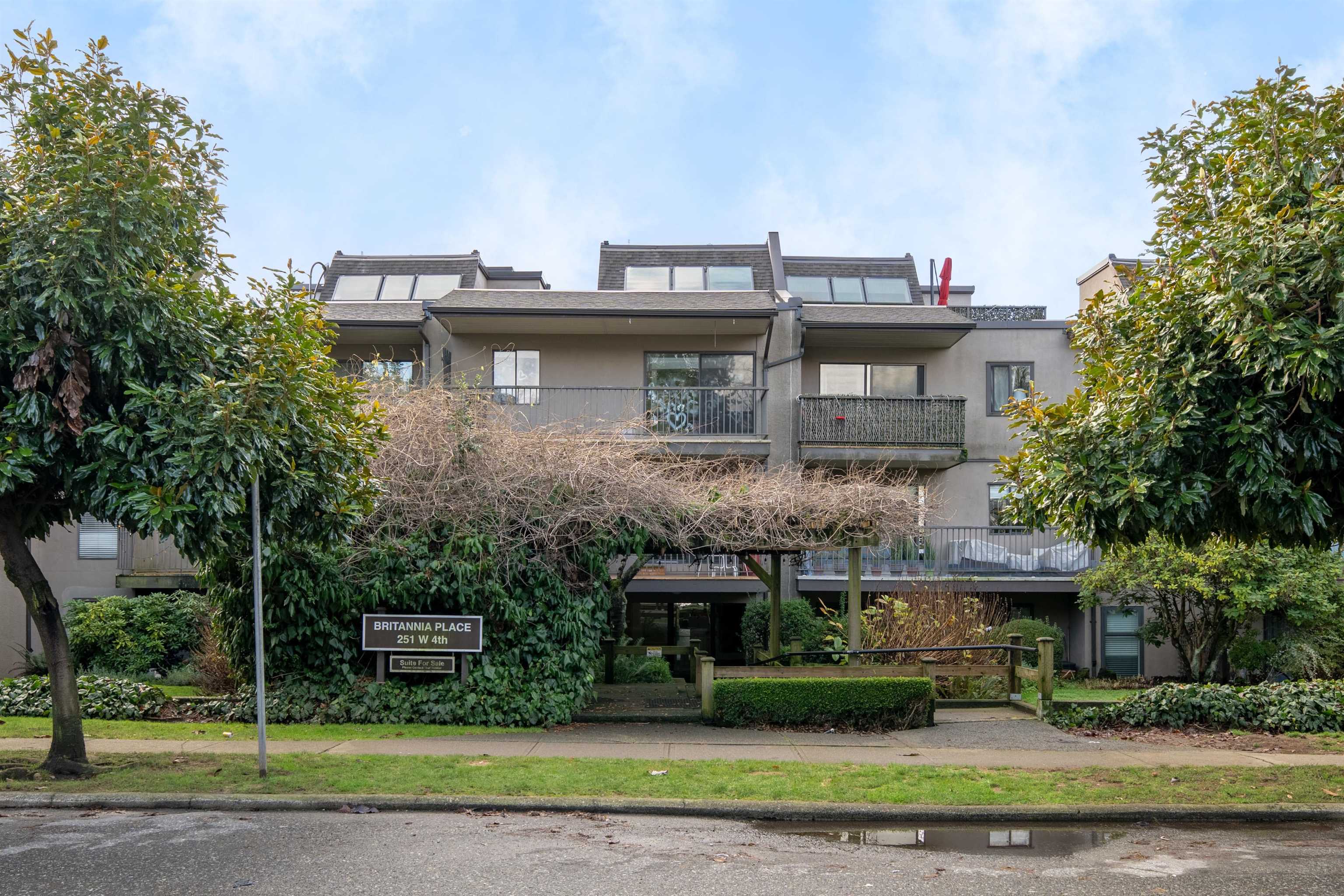 215 251 W 4TH STREET Unit: 215