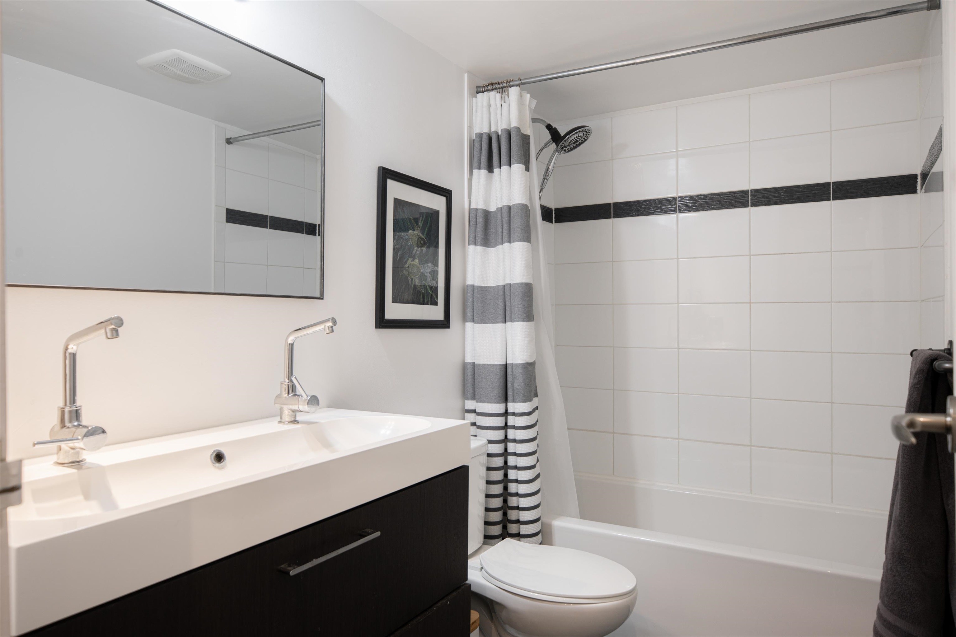 215 251 W 4TH STREET Unit: 215