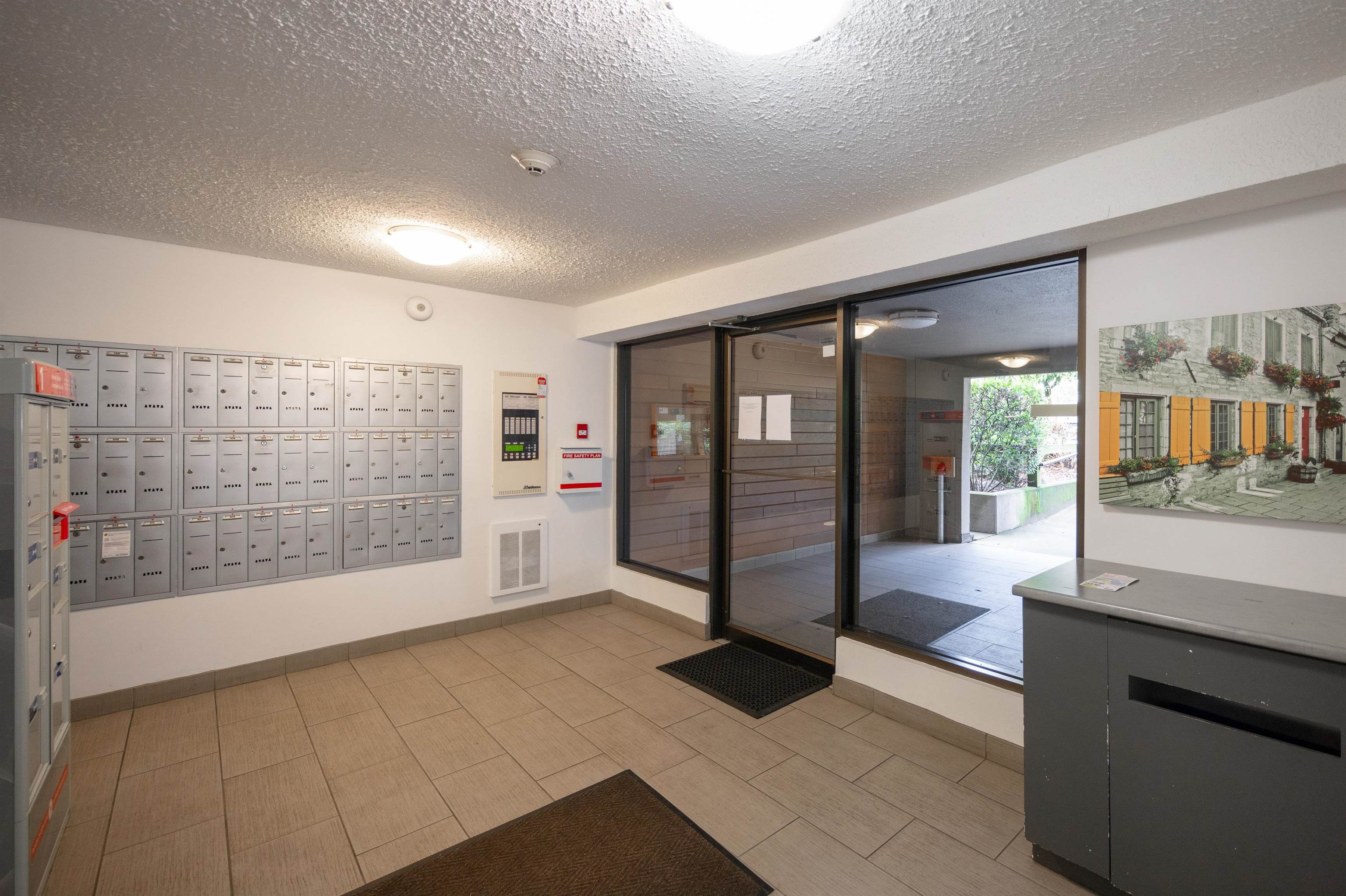 215 251 W 4TH STREET Unit: 215