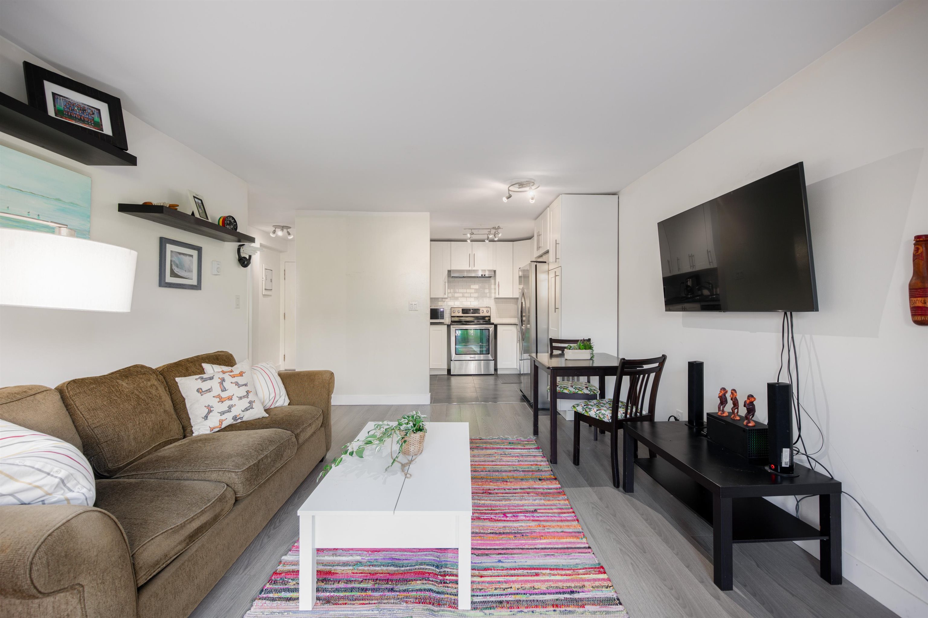215 251 W 4TH STREET Unit: 215