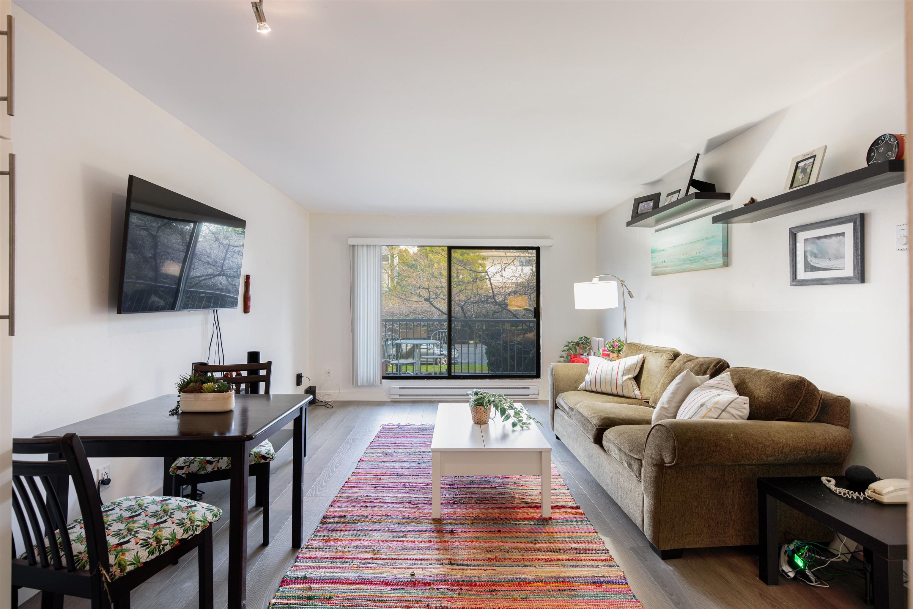 215 251 W 4TH STREET Unit: 215