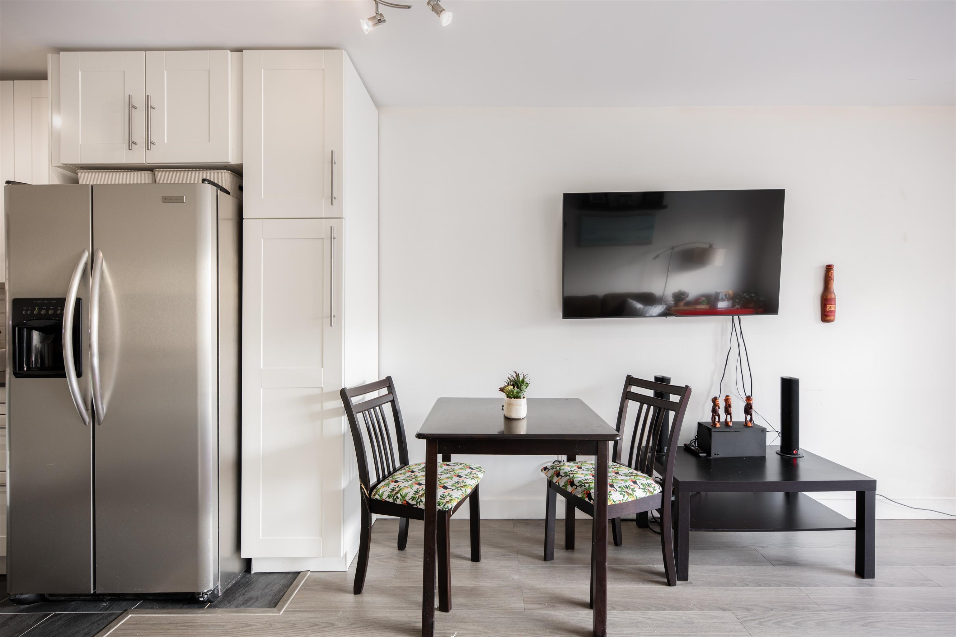 215 251 W 4TH STREET Unit: 215