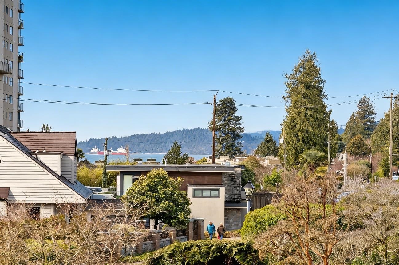 2333 BELLEVUE AVENUE