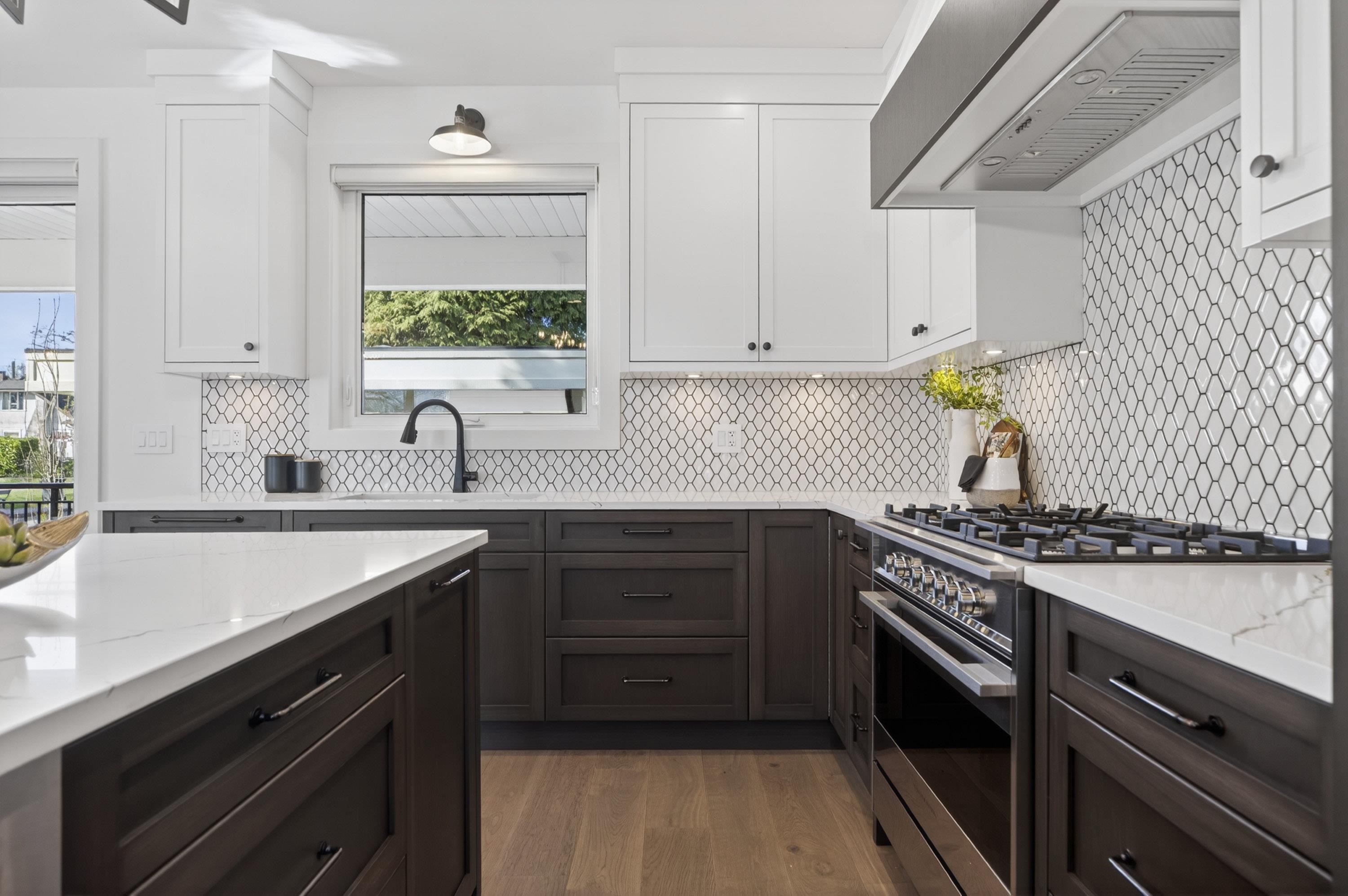 2 902 FIRST STREET Unit: 2
