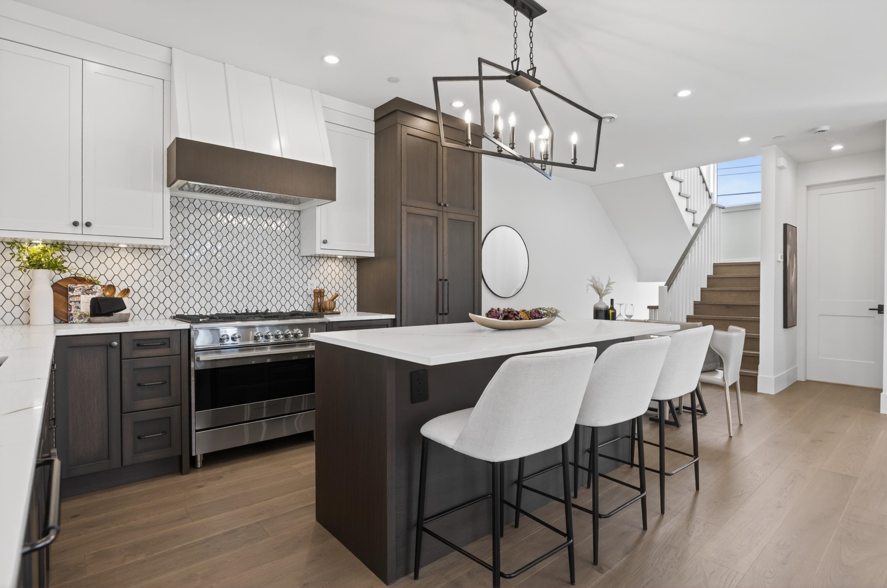 2 902 FIRST STREET Unit: 2