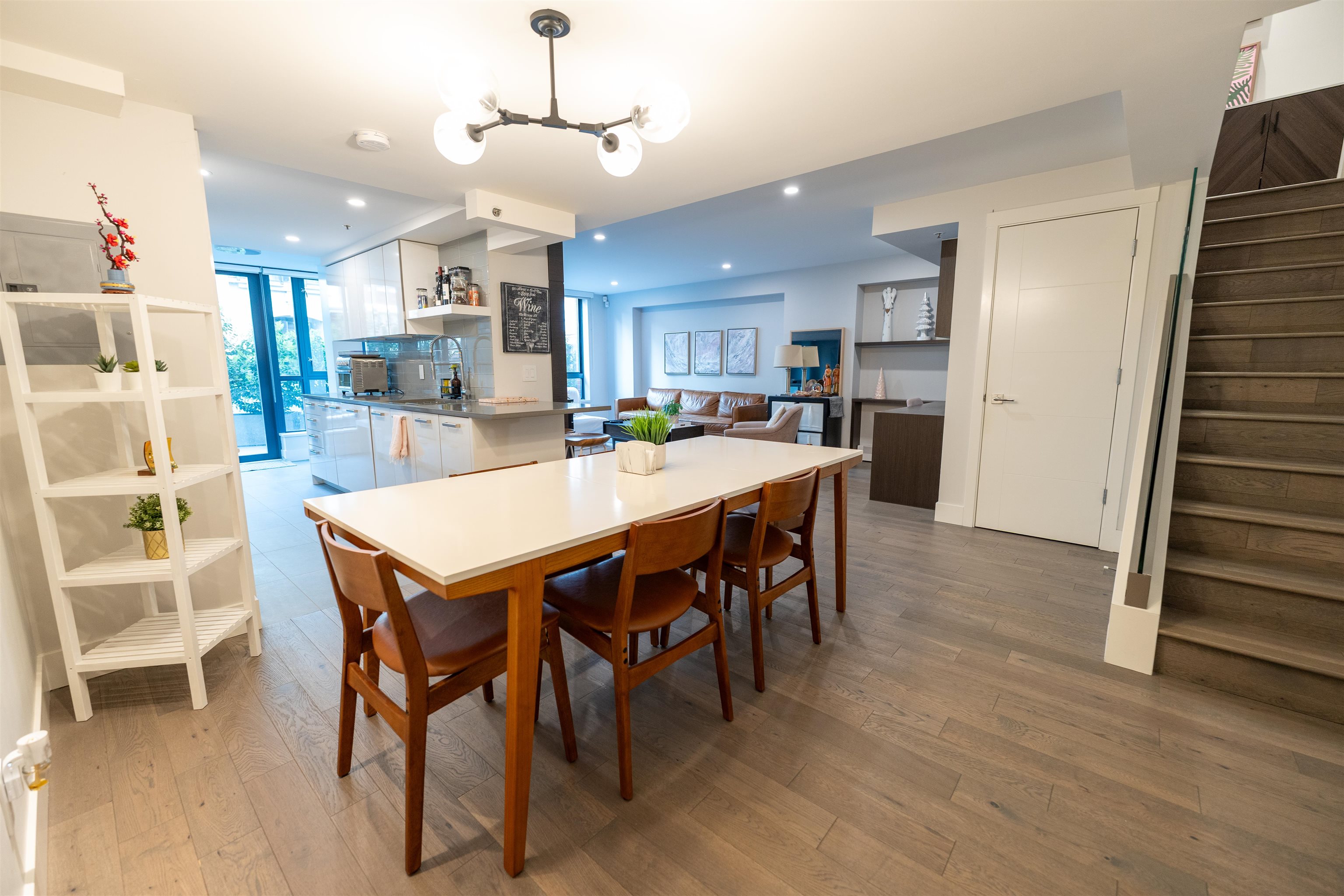 201 289 DRAKE STREET Unit: 201