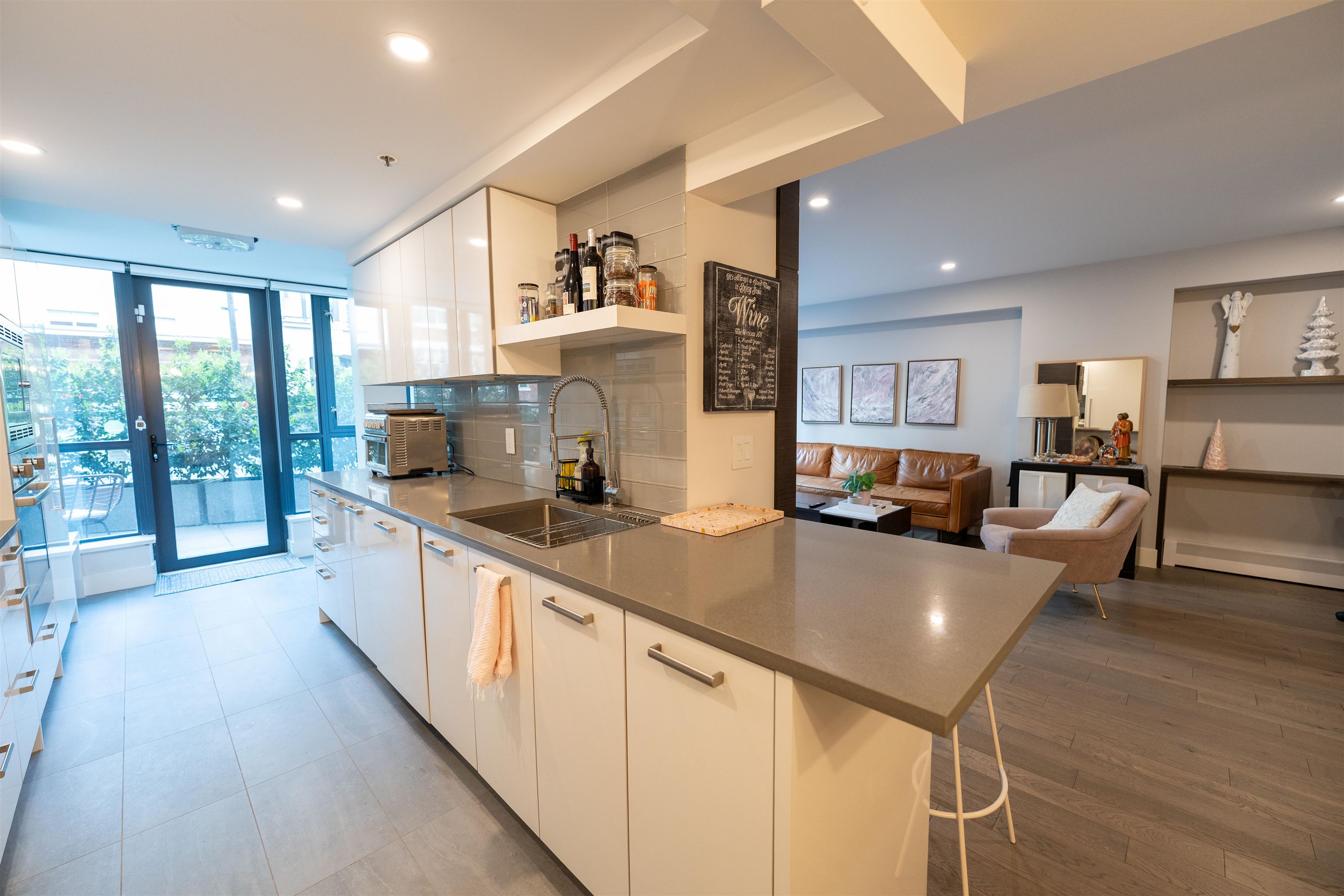 201 289 DRAKE STREET Unit: 201