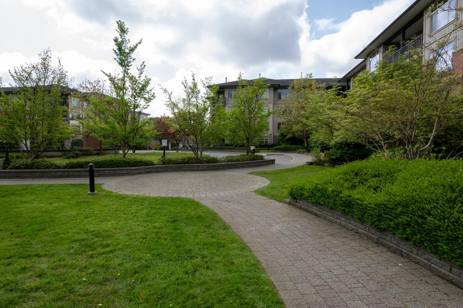233 9288 ODLIN ROAD Unit: 233