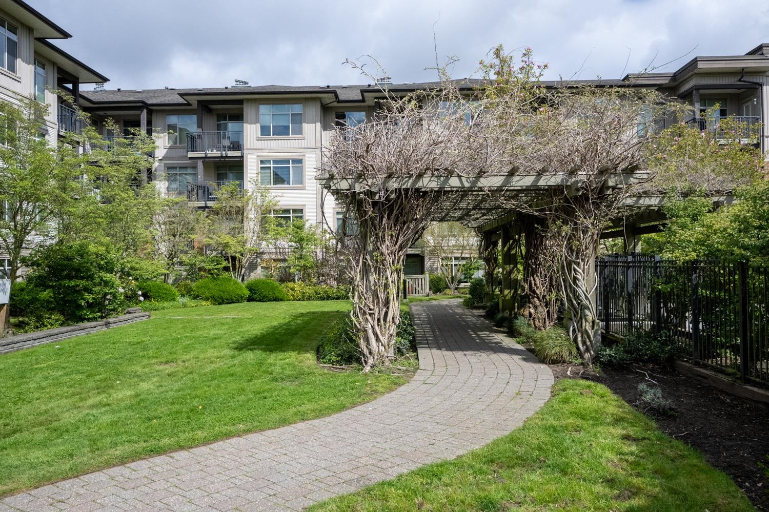 233 9288 ODLIN ROAD Unit: 233